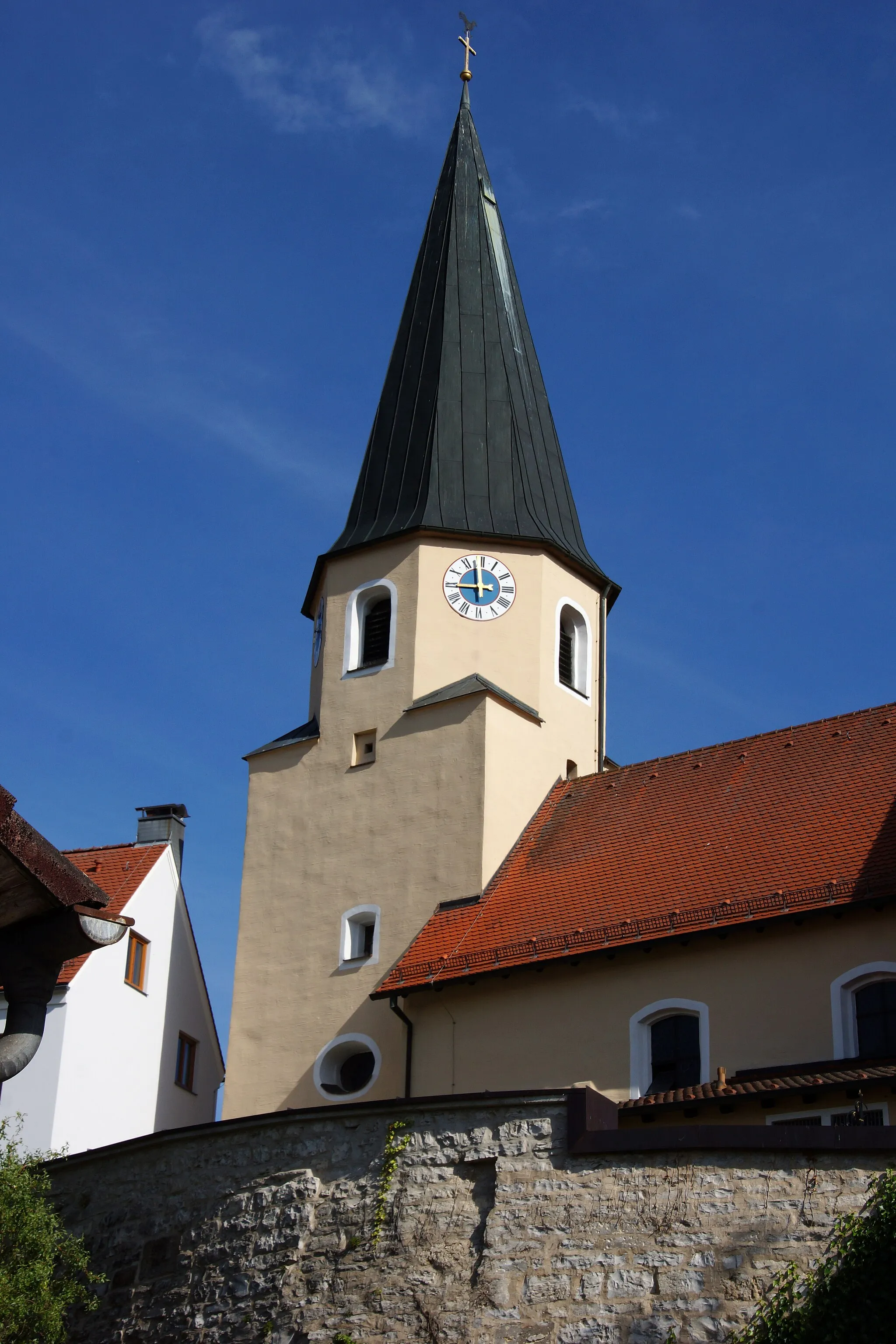 Photo showing: Die katholische Expositurkirche St. Johannes Evangelist in Laaber, Gemeinde Pilsach, Kreis Neumarkt