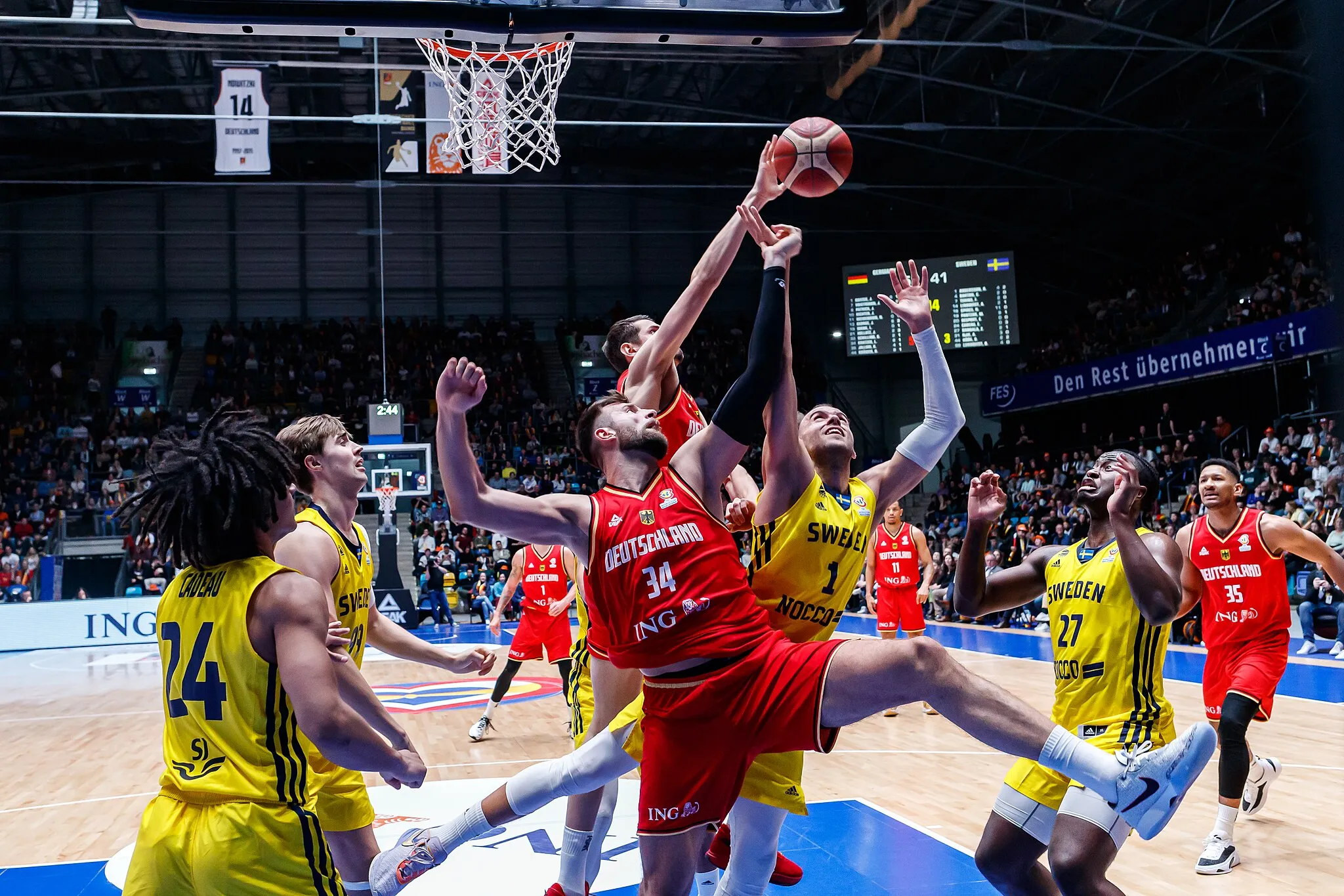 Photo showing: Basketball, Männer, European Qualifiers, Deutschland - Schweden: Leon Kratzer (GER, 34) im Zweikampf mit Denzel Andersson (SWE, 1)