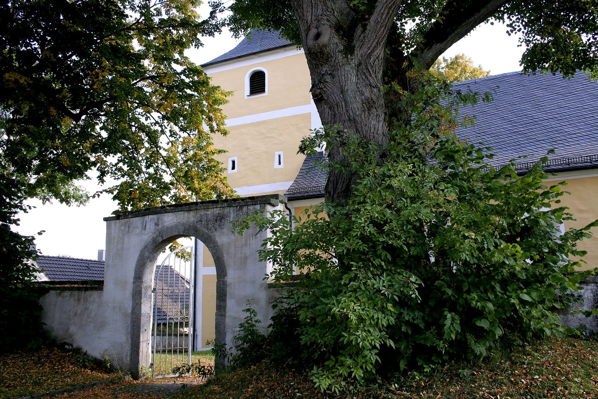 Photo showing: Heritage Building; Germany; Bavaria; Upper Palatinate; administrative district Neustadt a.d. Waldnaab, Lennesrieth; Gothic succursal church  St. Jakob with churchyard wall (D-3-74-165-26)