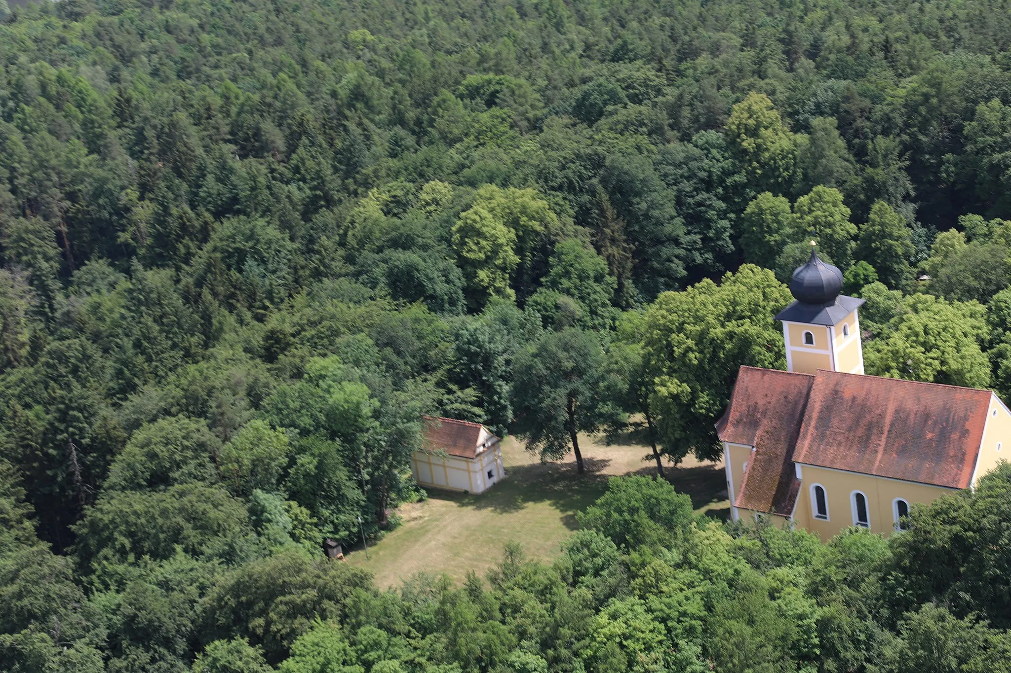 Photo showing: Wallfahrtskirche St. Barbara (rechts) mit Lorettokapelle (links) auf dem Eixlberg: Stadt Pfreimd, Landkreis Schwandorf, Oberpfalz, Bayern