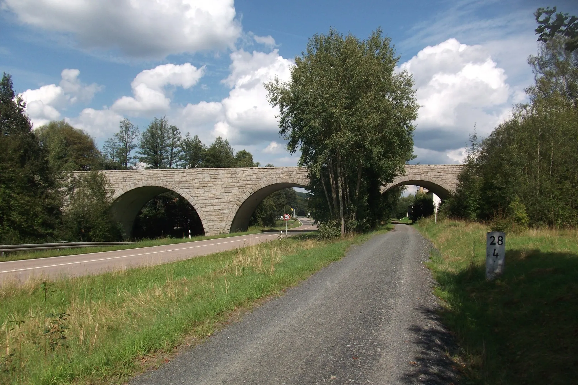 Photo showing: km-Stein 28,4 vor B22-Steinbrücke