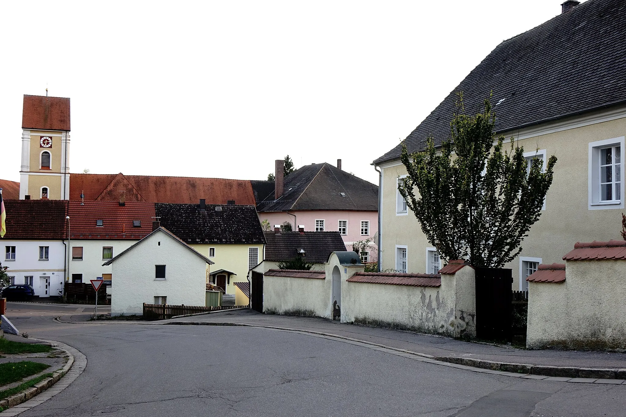 Photo showing: Rechts der alte Pfarrhof, links Kirche St. Jacobus, rechts davon ein Teil des Schlosses