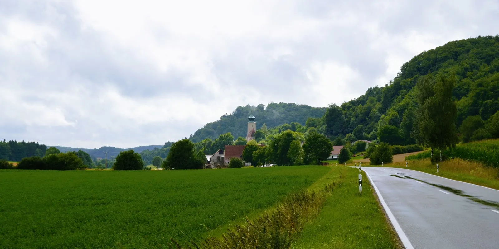 Photo showing: St. Wolfgang mit Wallfahrtskirche in der hügeligen Landschaft der mittleren Frankenalb (2017)