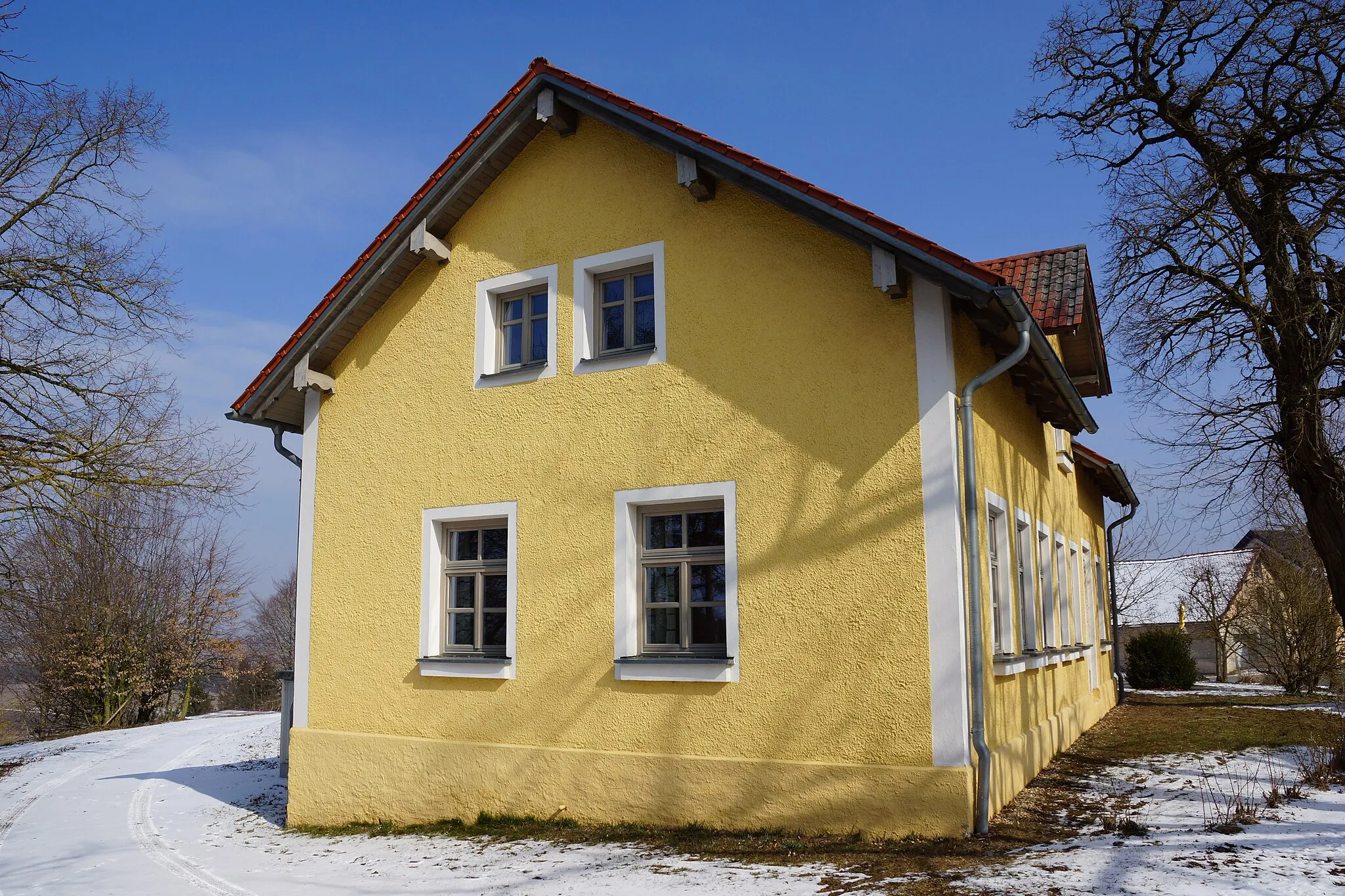 Photo showing: Waldkirchen, Ort in der Gemeinde Seubersdorf in der Oberpfalz: Altes Schulhaus, heute Pfarrheim