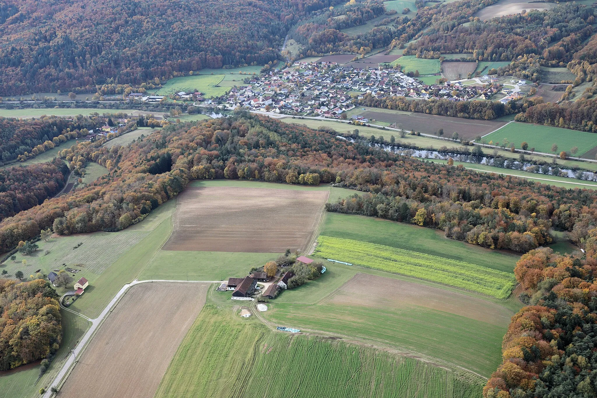 Photo showing: Krippersberg (Bildmitte), Duggendorf (oberer Bildrand); Krippersberg, Gemeinde Wofsegg, Landkreis Regensburg, Oberpfalz, Bayern