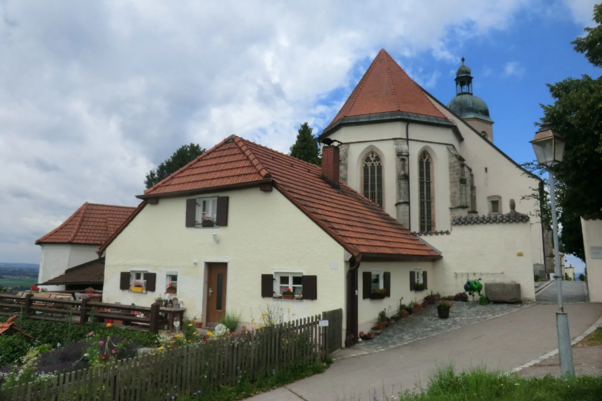 Photo showing: Pilgrimage Church of the Ascension

Native name
Wallfahrtskirche Mariä Himmelfahrt Location
Bogenberg, Lower Bavaria, Germany Coordinates
48° 54′ 06.56″ N, 12° 41′ 48″ E Authority file

: Q2542820
institution QS:P195,Q2542820