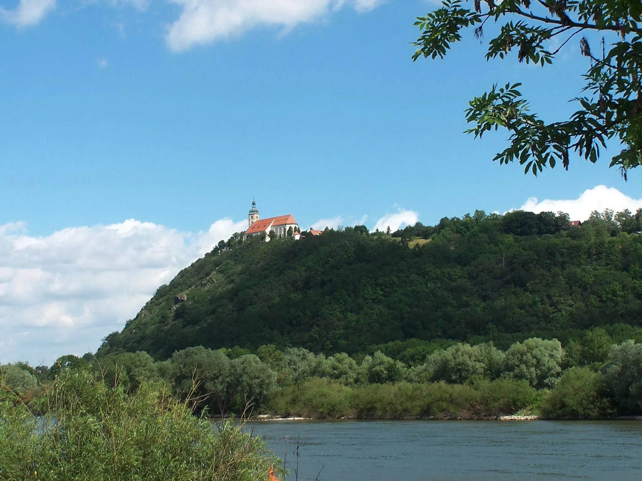 Photo showing: Bogen, Bogenberg. Ensemble Bogenberg. Blick vom südlichen Donauufer zum Bogenberg.