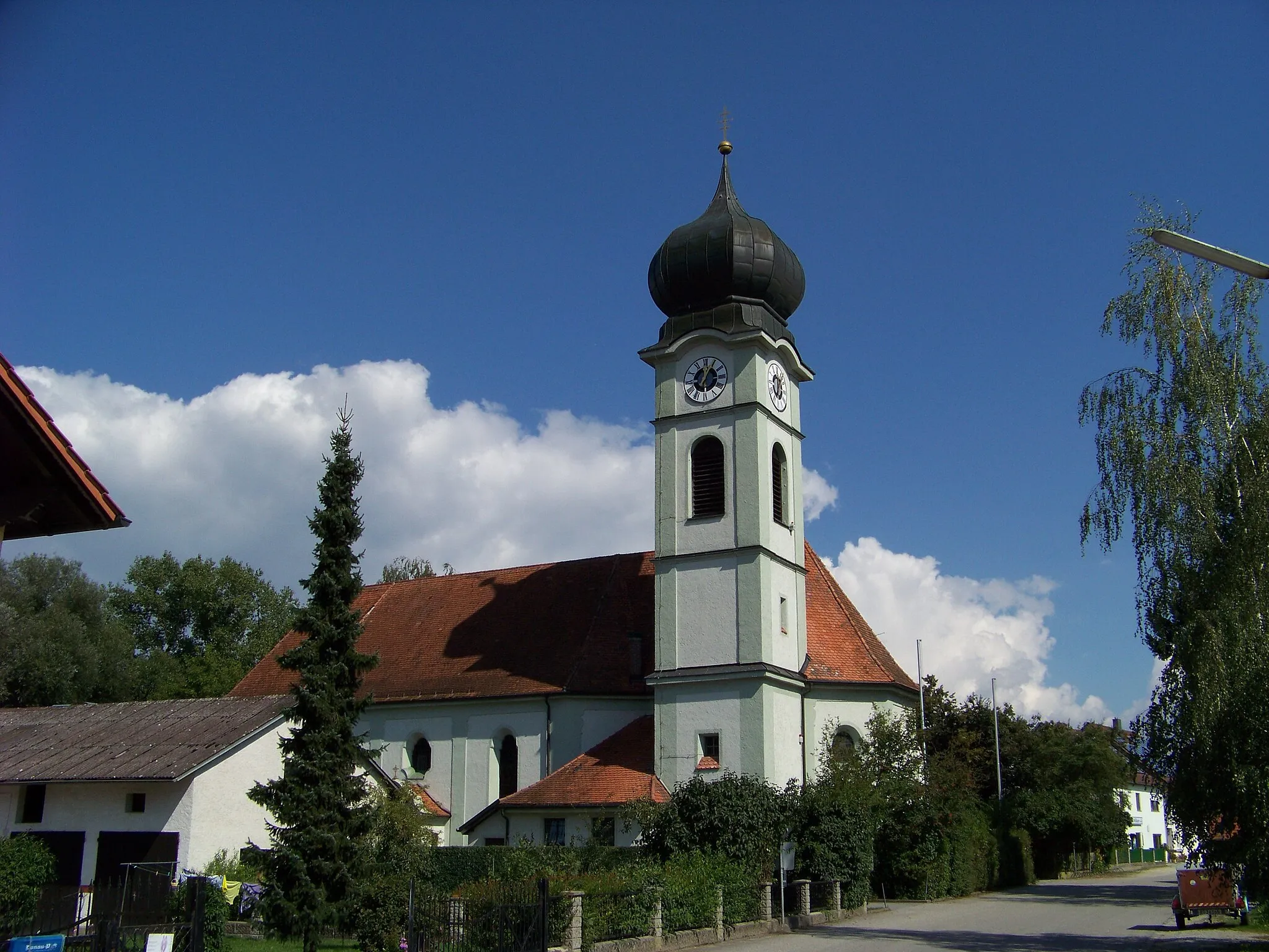 Photo showing: Schönach. Dorfstraße 20. Kath. Pfarrkirche Maria Rosenkranzkönigin, Saalbau mit eingezogenem
Chor, Flankenturm mit Zwiebelhaube und Pilastergliederung, neubarock, 1921-22; mit Ausstattung.