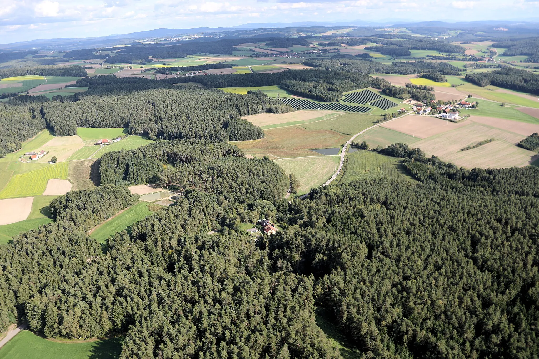 Photo showing: Häuslberg (Bildmitte), Oberaich (rechter Bildteil), Gemeinde Guteneck, Landkreis Schwandorf, Oberpfalz, Bayern