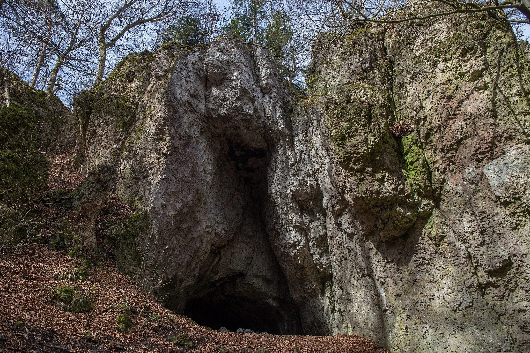 Photo showing: Südöstliches Höhlenportal des Kühloches