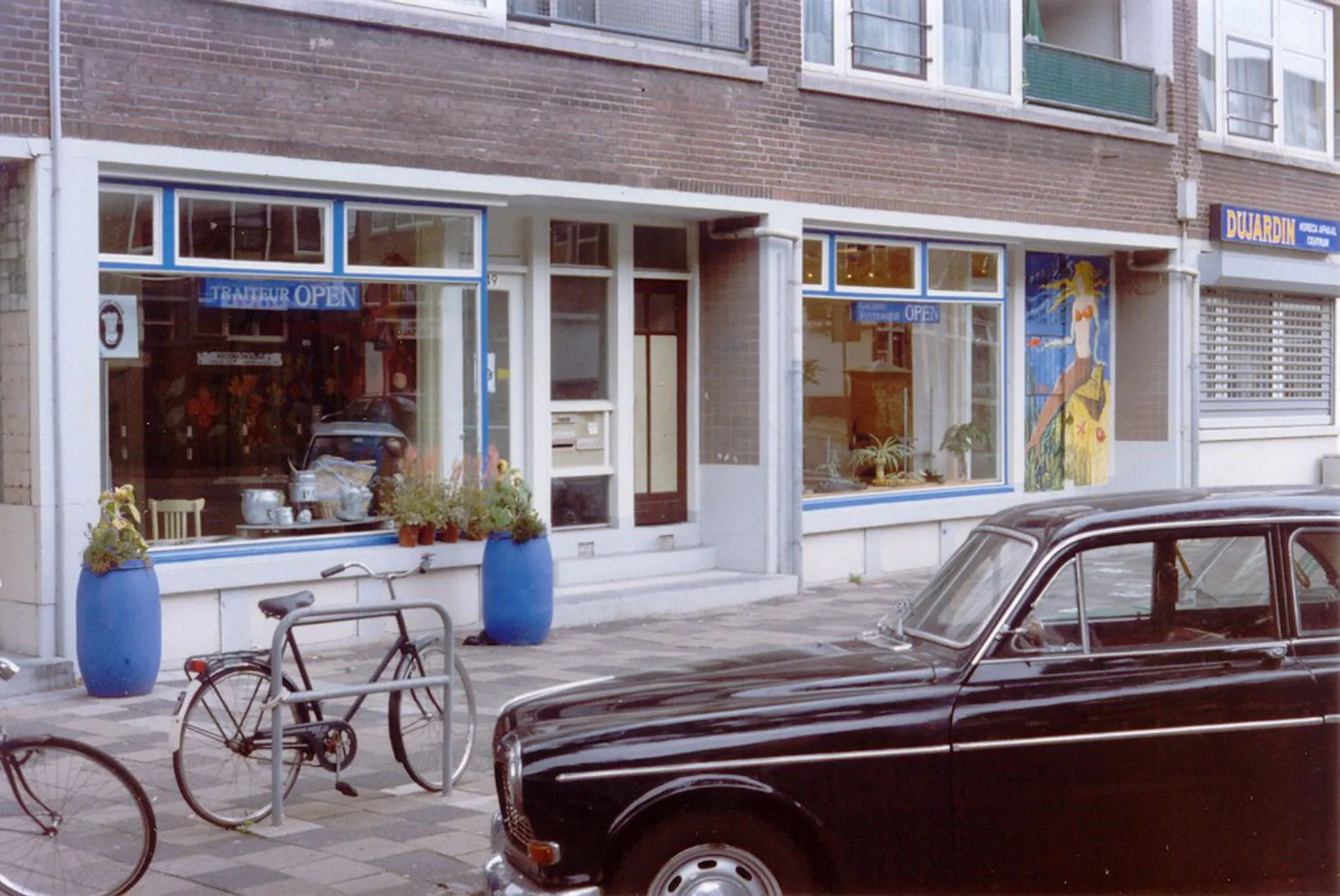 Photo showing: Galerie Buytenweg met werk van George Belzer in de etalage, maart 1997. Deze galerie was een initiatief van Els Kronberg, die eerder in 1983 het vegatarische restaurant Bla Bla was begonnen in Delfshaven. In jan. 1996 opende ze de take away Gheestige Willem aan de Willem Buytenweg nr. 49. Samen met kunstenares Lineke Slabbekoorn en andere vrijwilligers werd in de zijruimte de Galerie Buytenweg ingericht, die daar enige jaren heeft bestaan. (bronnen [1])