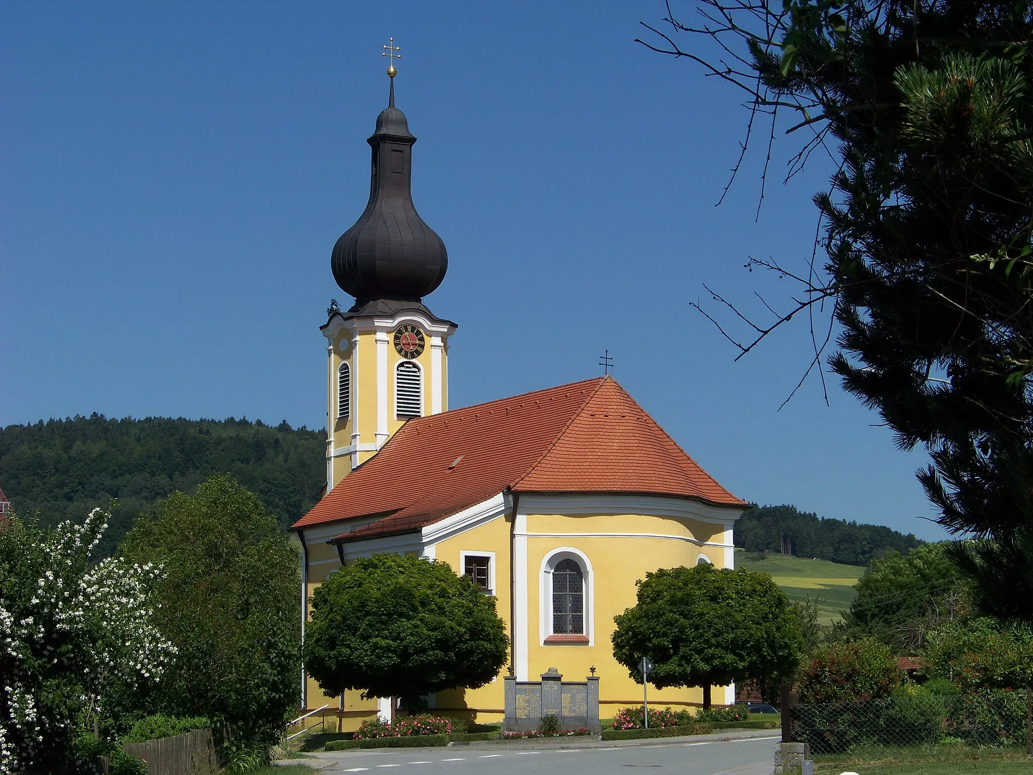 Photo showing: Rattiszell, Haunkenzell Hofmarkstraße 1. Katholische Filialkirche Sankt Martin. Frührokokoanlage erbaut um 1740.
Der Chor ist nicht eingezogen und schließt konvex. Zweigeschossige Sakristei mit Pultdach.
Der Turm hat drei Geschosse. Das Erdgeschoss dient als Portalvorhalle.
Das Obergeschoss hat abgeschrägte, mit Pilastern besetzte Ecken.

Der Turm wird von einer eingeschnürten, hochgezogenen Zwiebelkuppel mit Patriarchenkreuz bekrönt.