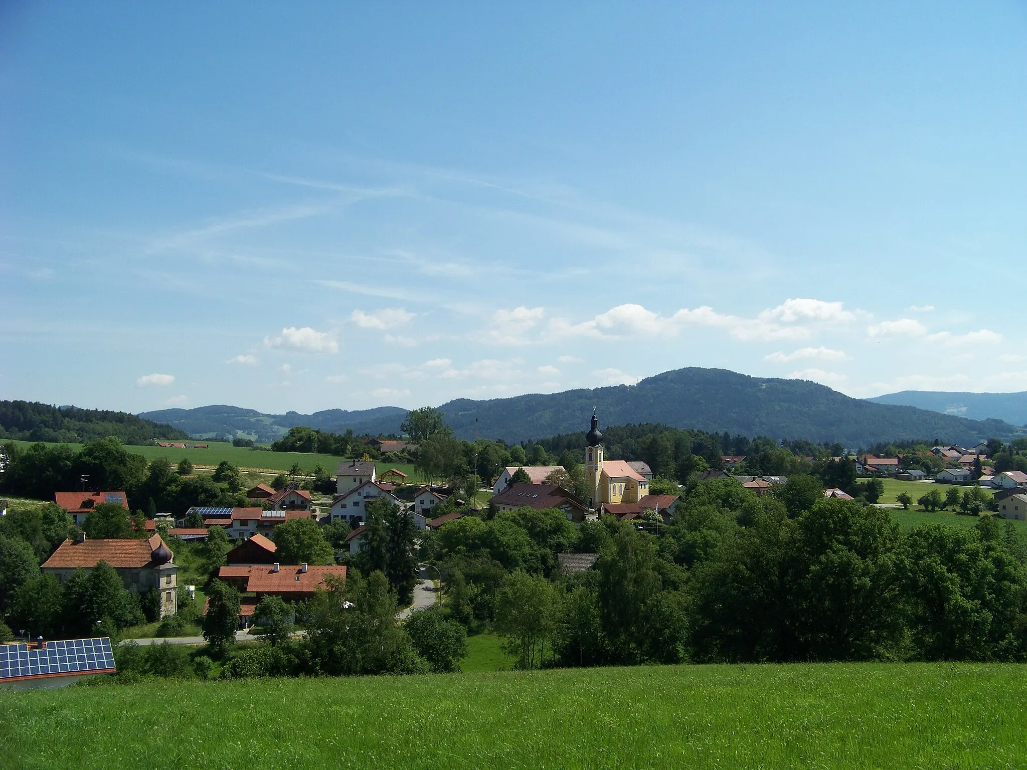 Photo showing: Rattiszell, Haunkenzell Hofmarkstraße 1. Katholische Filialkirche Sankt Martin.
Frührokokoanlage erbaut um 1740. Blick auf die Kirche und den Ort mit Schloss von der Kapelle am Kellerberg an der Straße nach Pilgramsberg