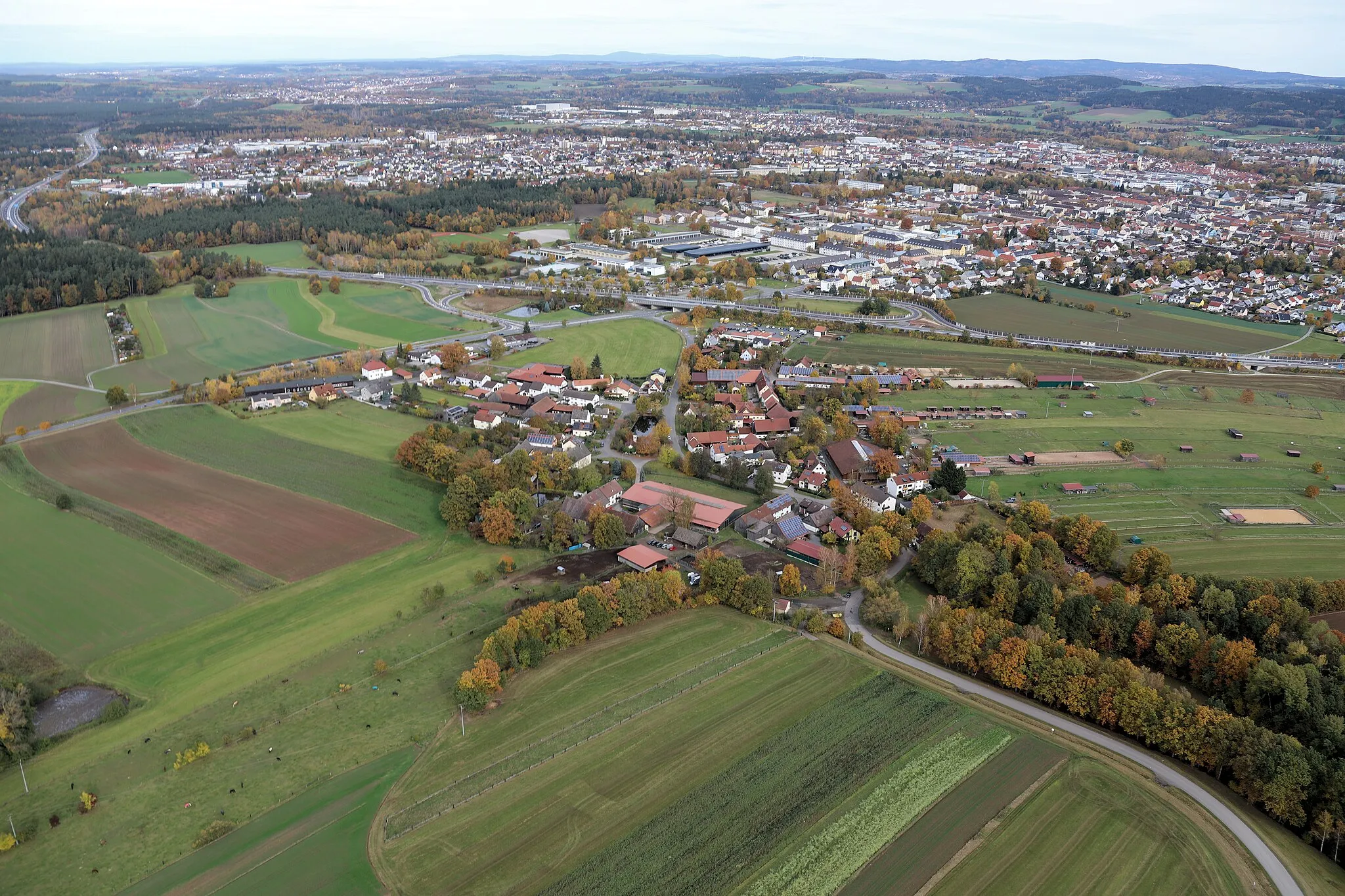 Photo showing: Frauenricht, im Hintergrund die Stadt Weiden; Weiden in der Oberpfalz, Bayern