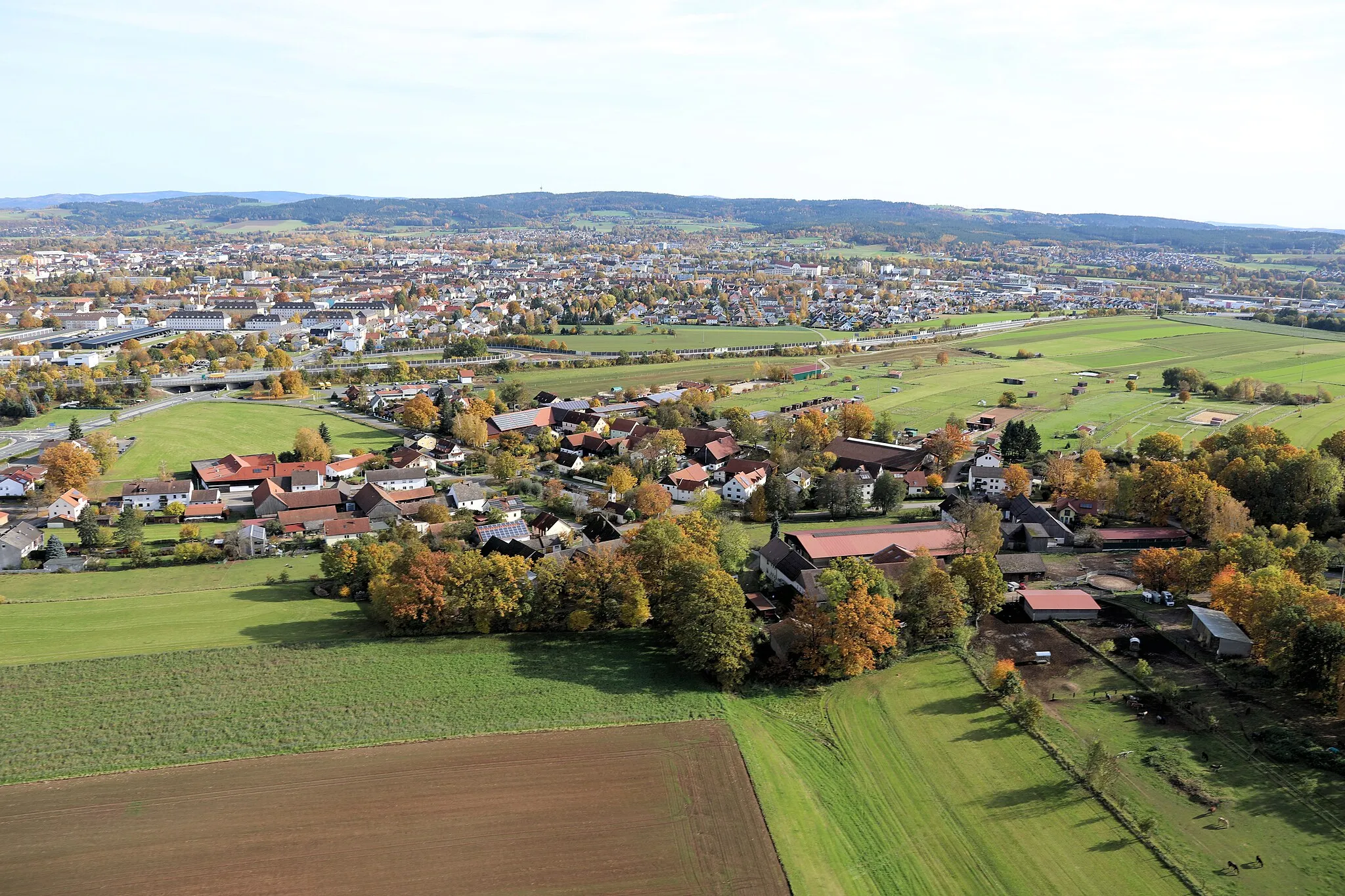 Photo showing: Frauenricht, im Hintergrund die Stadt Weiden; Weiden in der Oberpfalz, Bayern
