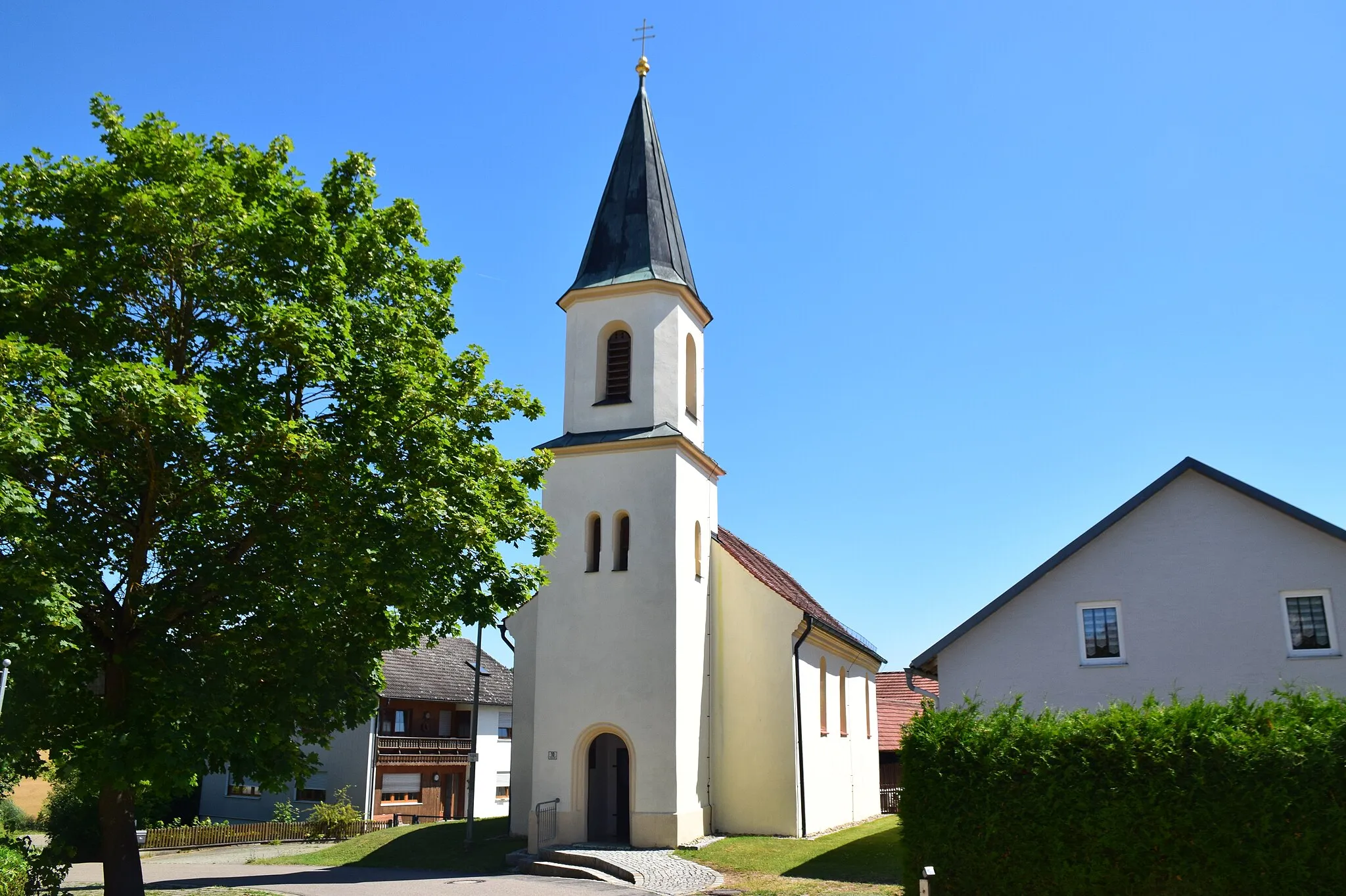 Photo showing: Saalkirche mit Satteldach und eingezogenem Rechteckchor, Westturm mit Oktogon und Spitzhelm