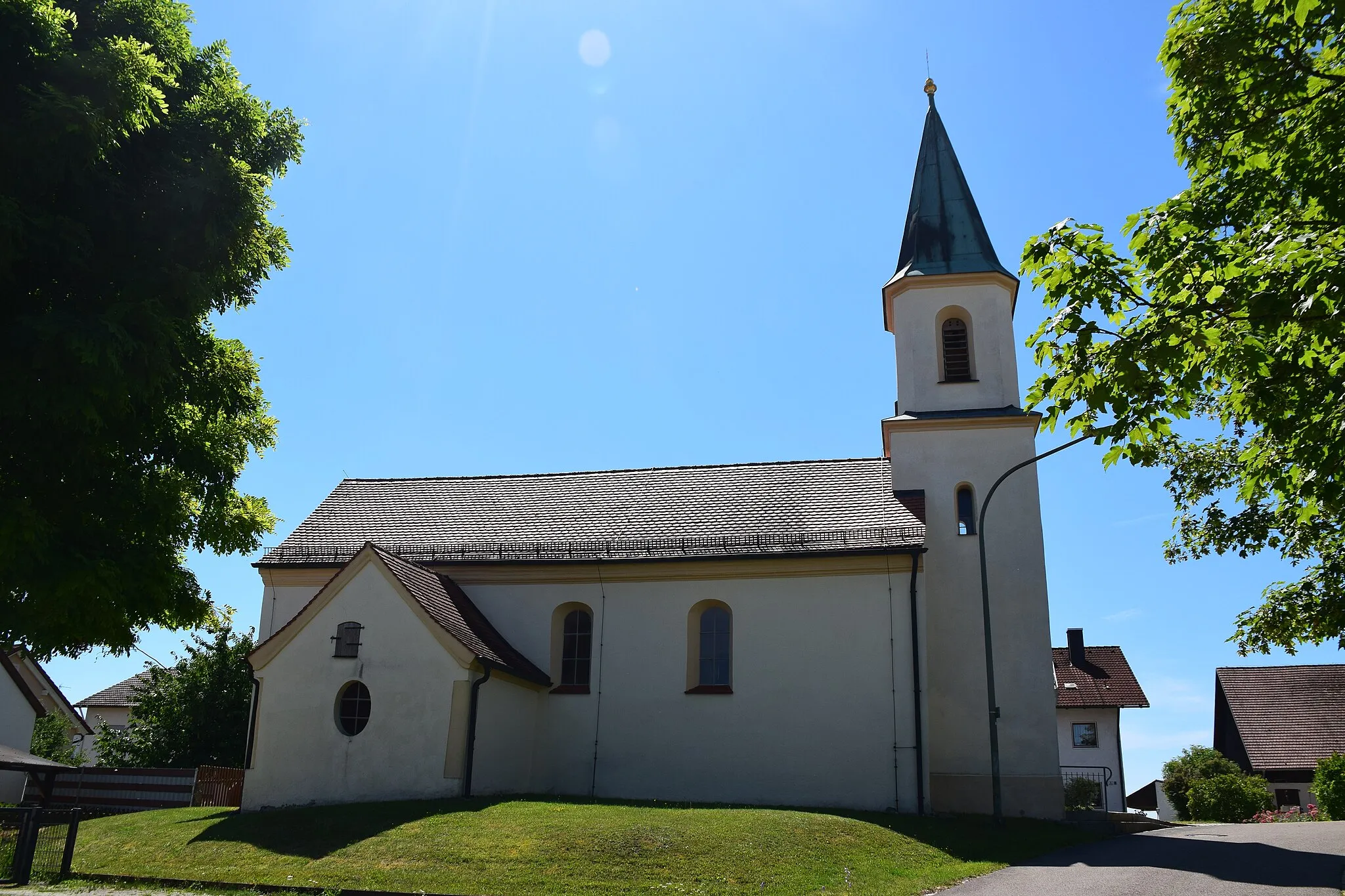 Photo showing: Saalkirche mit Satteldach und eingezogenem Rechteckchor, Westturm mit Oktogon und Spitzhelm