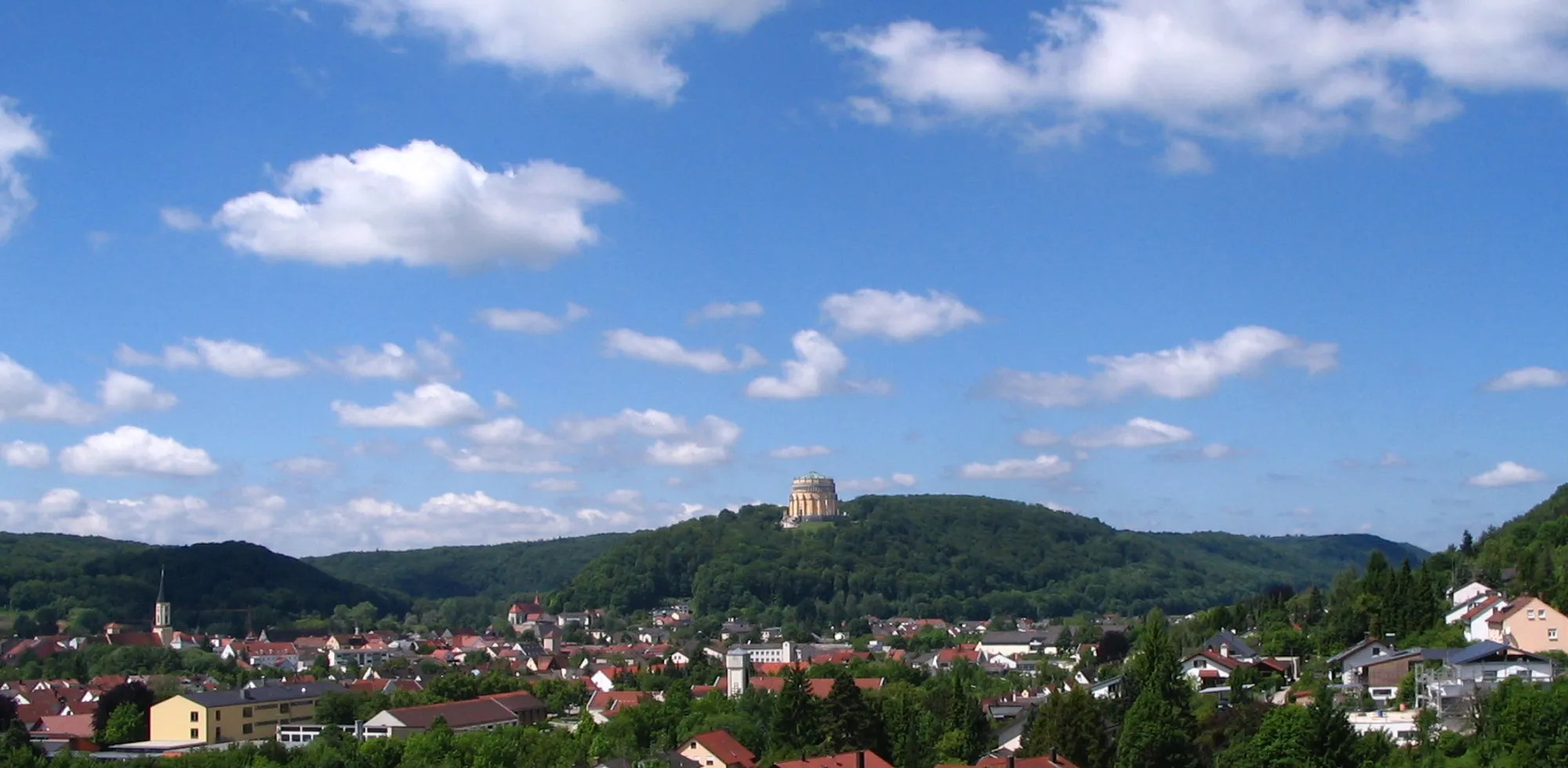 Photo showing: Kelheim, Regierungsbezirk Niederbayern: Der Michelsberg im Mündungsdreieck von Donau  und Altmühl, mit Befreiungshalle (Donautal links, Altmühltal rechts)