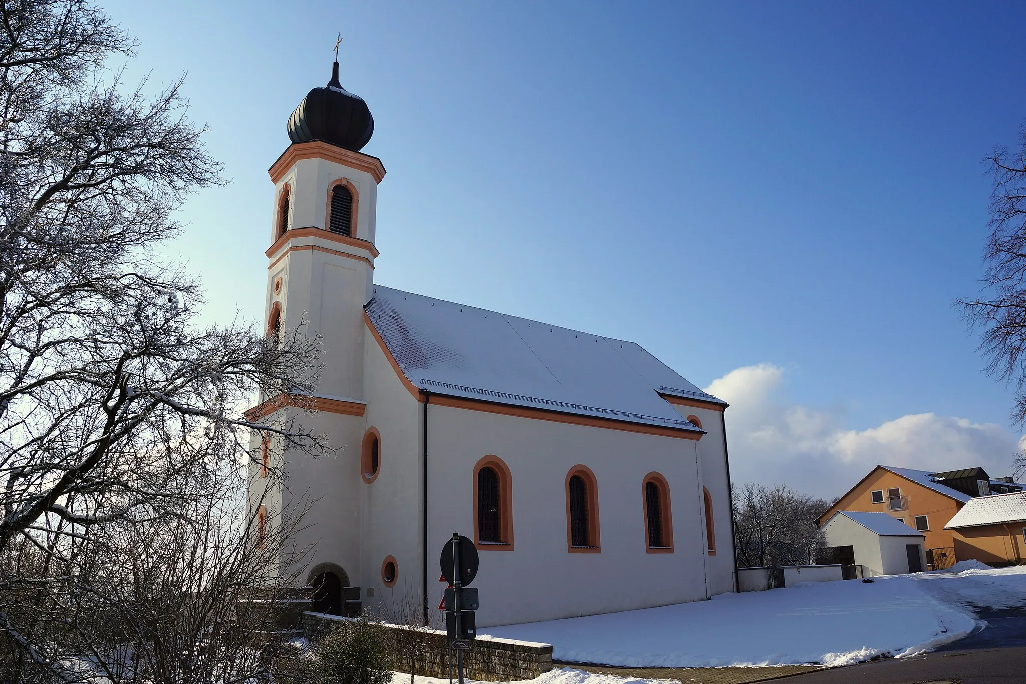 Photo showing: Die katholische Pfarrkirche Maria sieben Schmerzen / Mater Dolorosa in/ auf dem Sulzbürg, Kreis Neumarkt Oberpfalz: