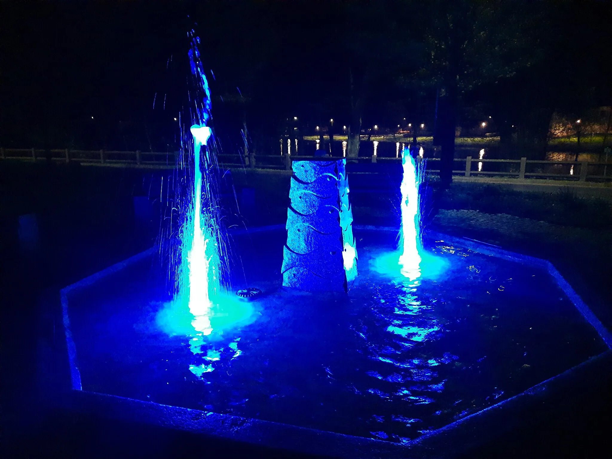 Photo showing: Fischbrunnen am Landratsamt Tirschenreuth bei Nacht – Lichtshow: Blau – Der Brunnen liegt unmittelbar an der Durchgangsstraße St 2167 und besteht aus 4 Wasserfontänen welche abwechselnd Wasser hörbar ansaugen und spritzen. Bei Dunkelheit wird das Wasser des Brunnens mit verschiedenen Farben angestrahlt.