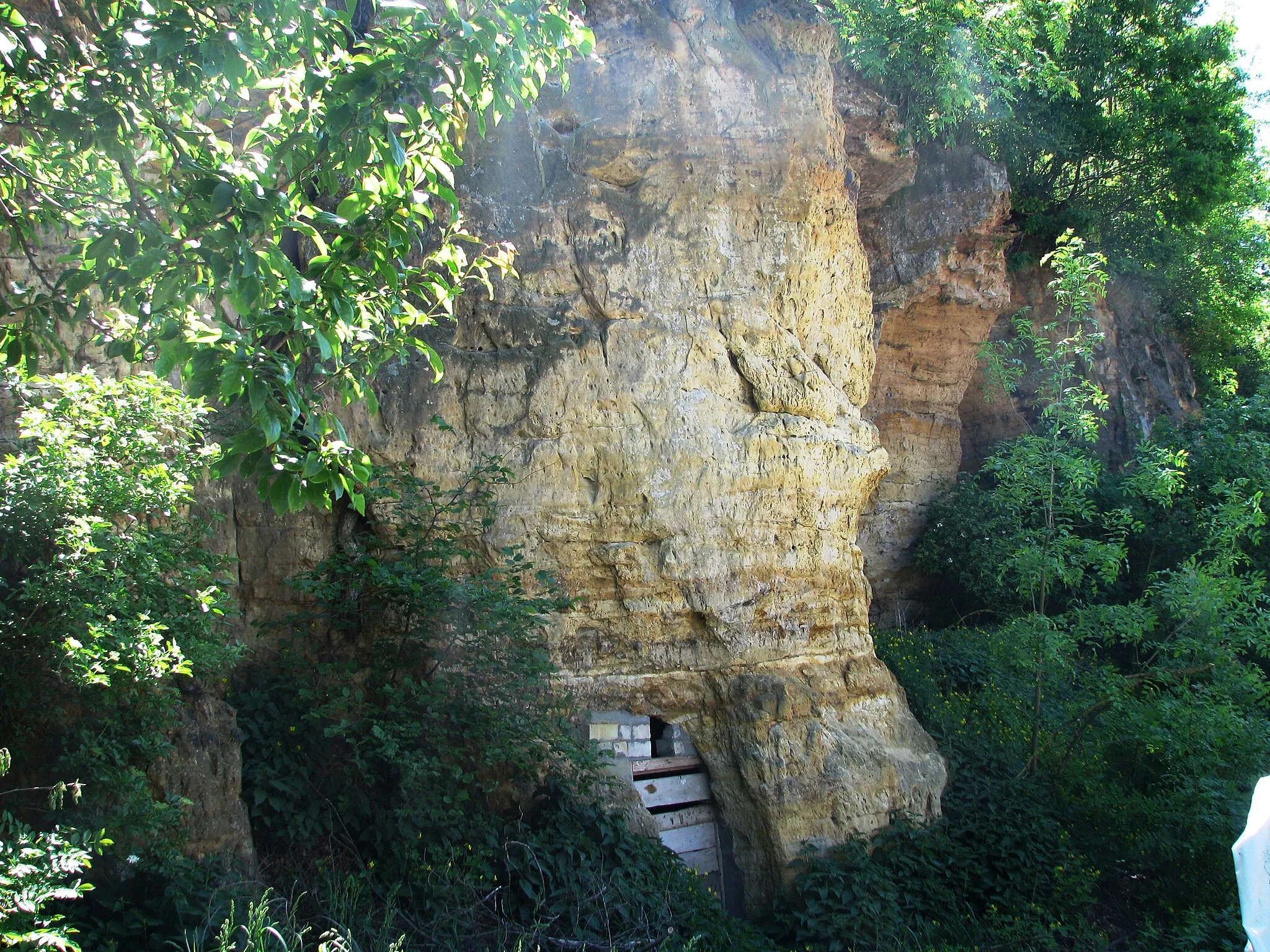 Photo showing: Niederhofen, Ortsteil von Pilsach im Landkreis Neumarkt i. d. Opf., Felsenkeller