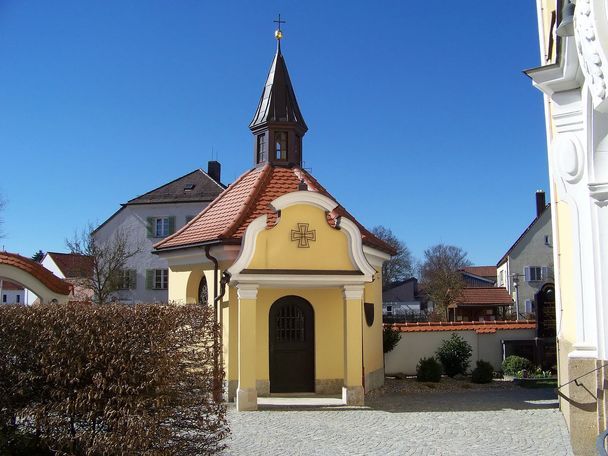 Photo showing: Kriegerkapelle zur Schmerzhaften Muttergottes, Achteckbau mit Vordach auf Pfeilern. Achteckiger Dachreiter mit Spitzhelm. Bau aus dem Jahr 1921 von Heinrich Hauberrisser; mit Ausstattung.