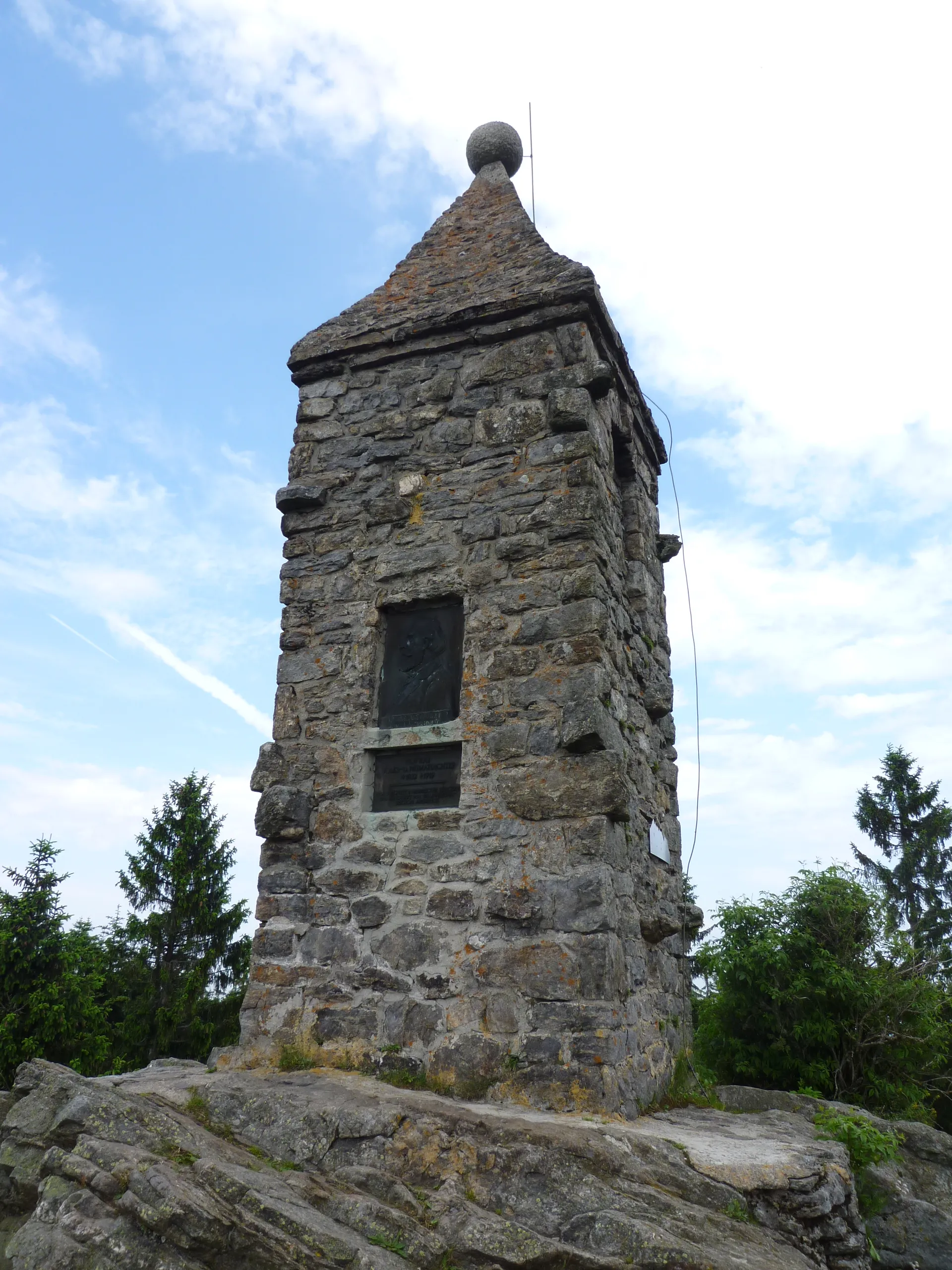 Photo showing: Denkmal mit Bronzerelief auf dem Großen Riedelstein (Kaitersberg) bei Arnbruck für Hofrat Maximilian Schmidt, genannt Wald-Schmidt.