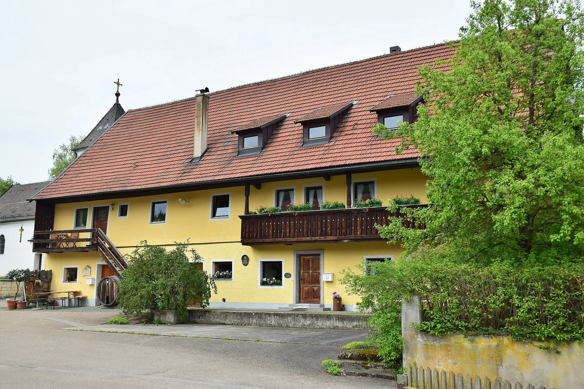 Photo showing: zweigeschossiger Satteldachbau mit Schrot und Giebelverbretterung