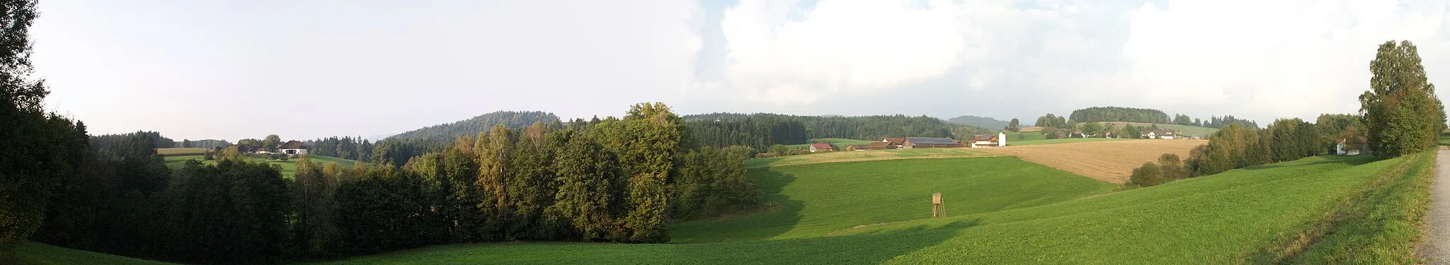 Photo showing: Panorama vom Donau-Regen-Radweg aus; von links: Schindlfurth, Meisenthal, Hofstetten