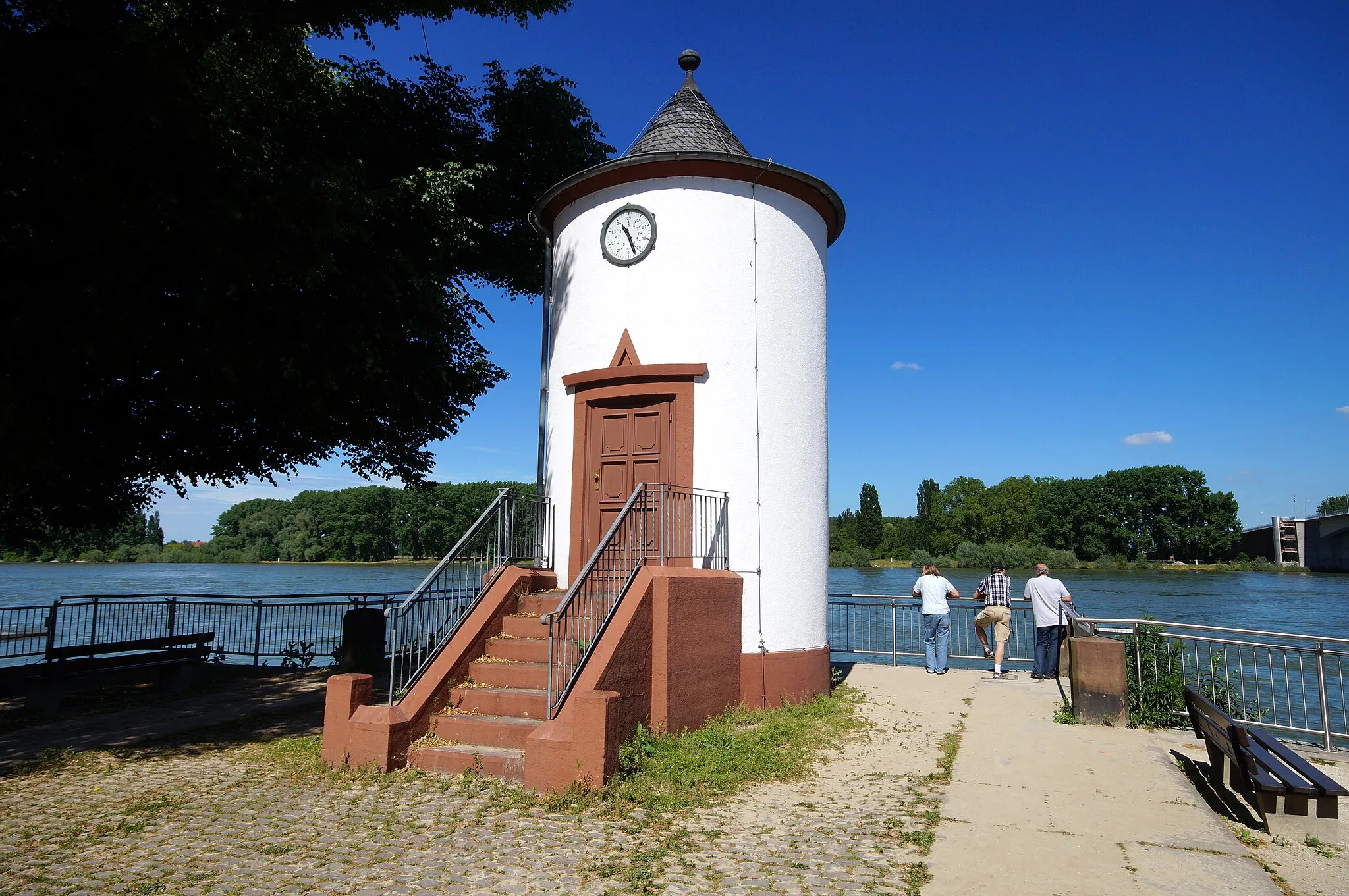 Photo showing: Das denkmalgeschützte Pegelhäuschen am Wormser Rheinufer