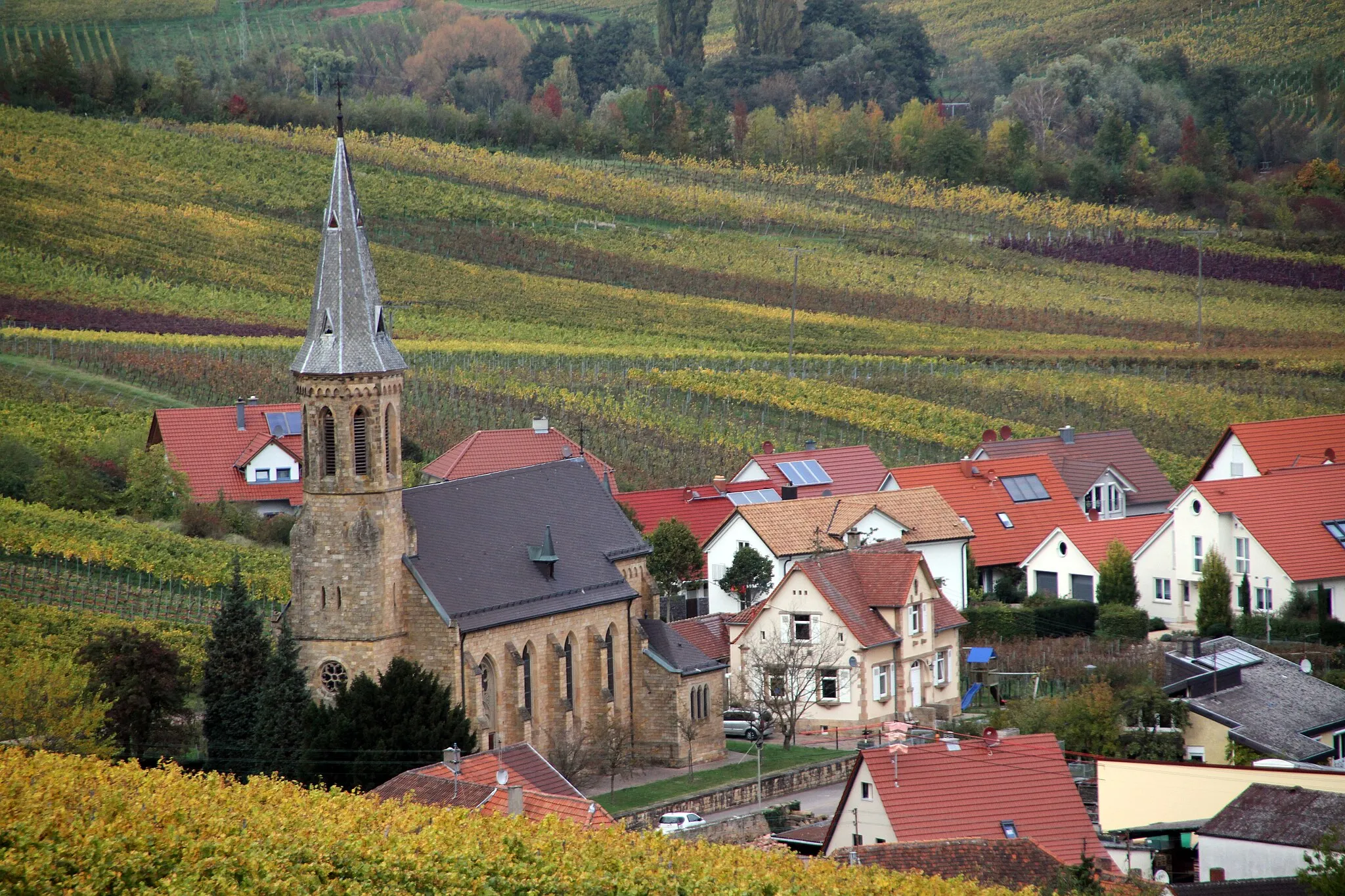 Photo showing: Birkweiler, Am Daschberg 1; katholische Kirche St. Bartholomäus; neugotischer Saalbau, Sandsteinquader, 1896.