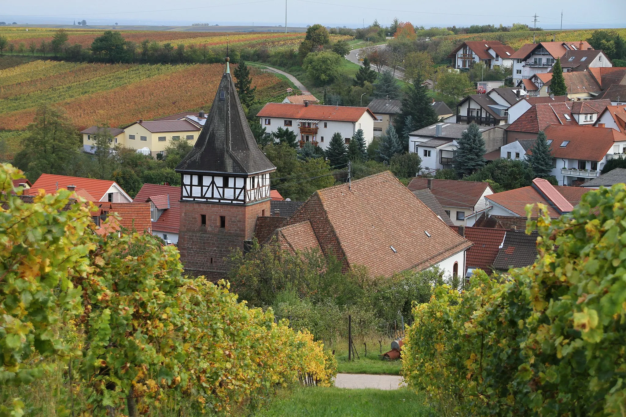 Photo showing: Ranschbach, Kirchgasse 9; Katholische Pfarr- und Wallfahrtskirche Allerheiligen; Saalbau unter Walmdach, 1782; spätgotischer ehemaliger Chorturm, teilweise Fachwerk, 15. Jahrhundert.