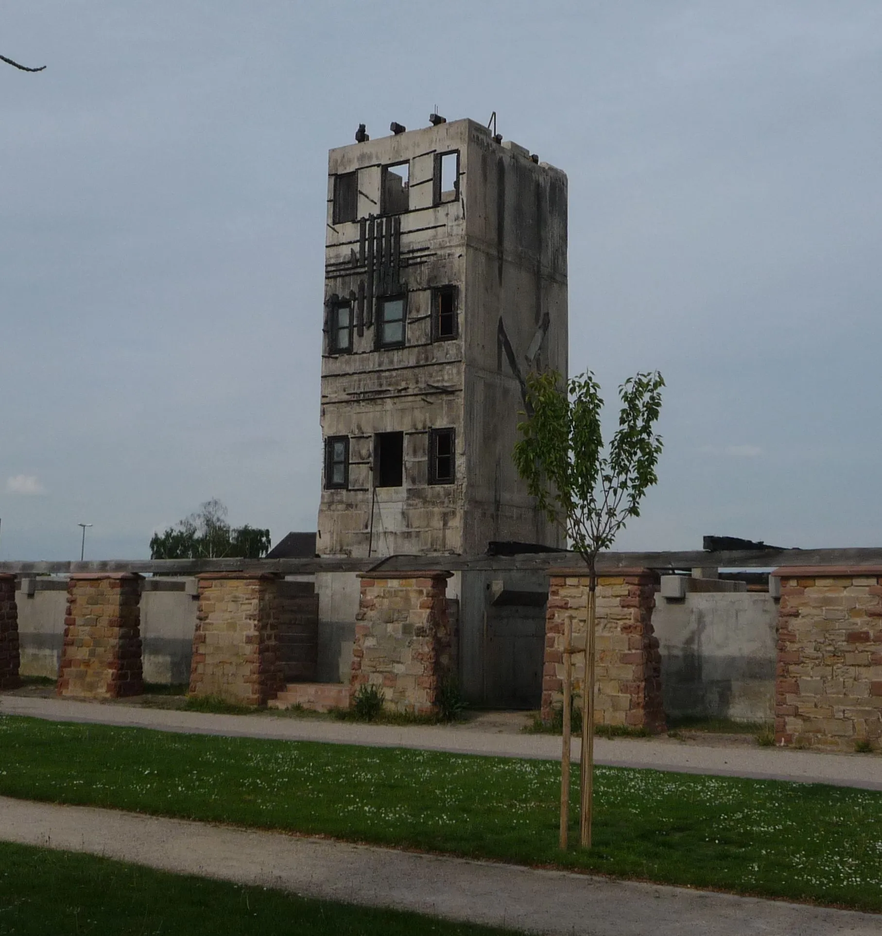 Photo showing: Abgefackeltes Gradierwerk Bad Dürkheim