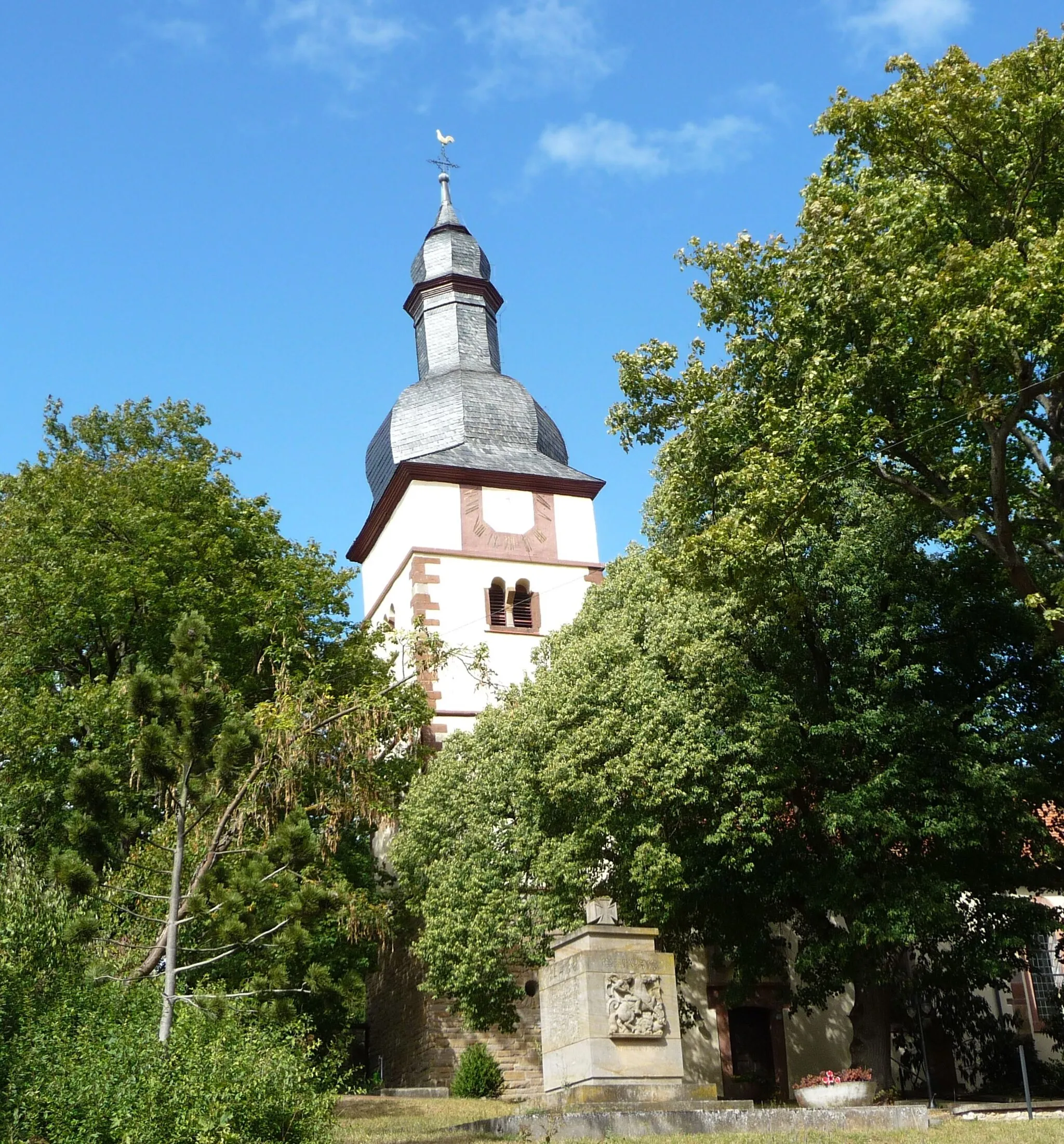 Photo showing: Die Protestantische Kirche von Rüssingen stammt aus dem 11. Jahrhundert.