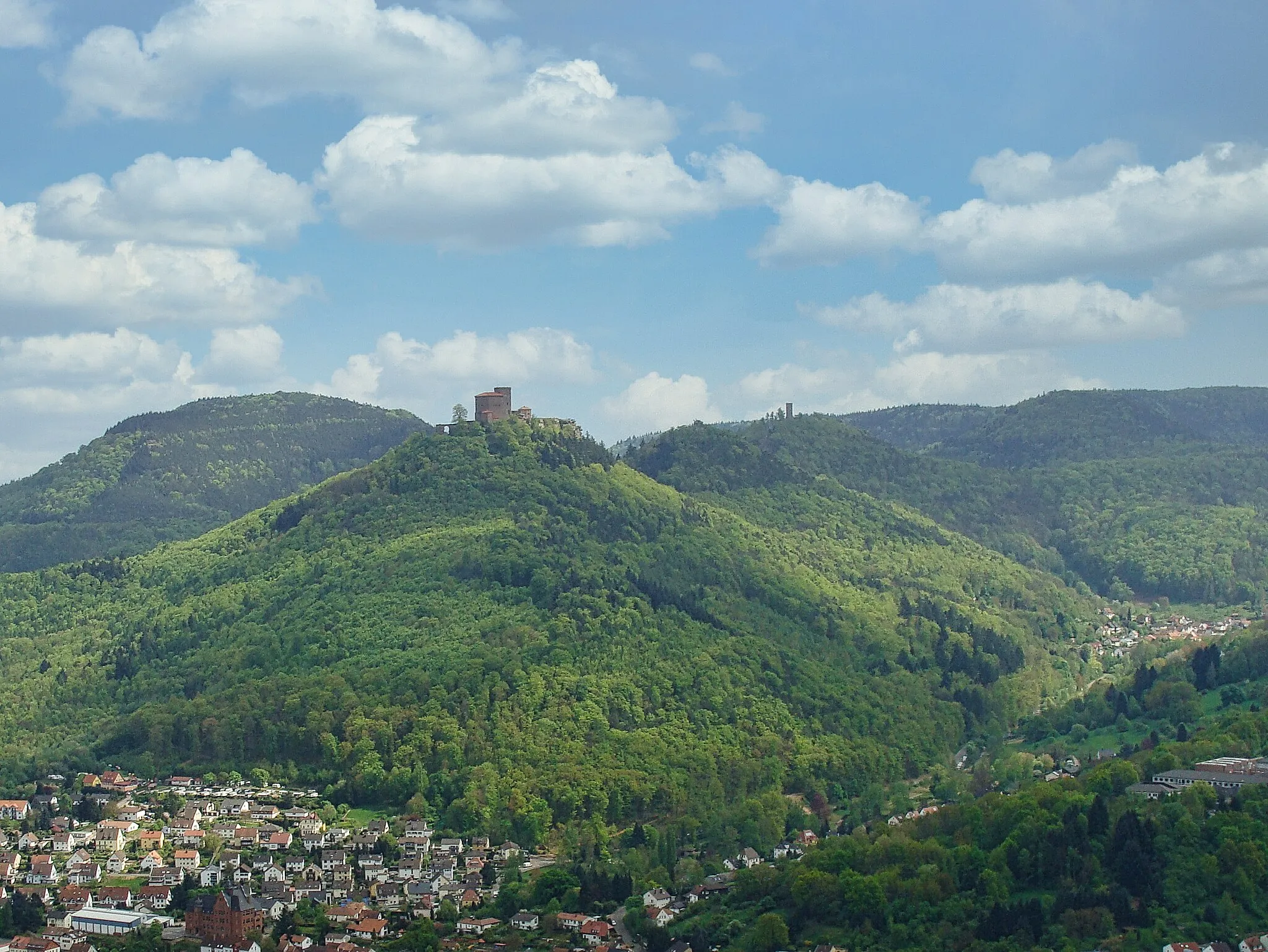 Photo showing: Trifelsgruppe mit Trifels, Anebos und Scharfenberg - Blick vom Kleinen Adelberg (Wasgau/Pfälzerwald)