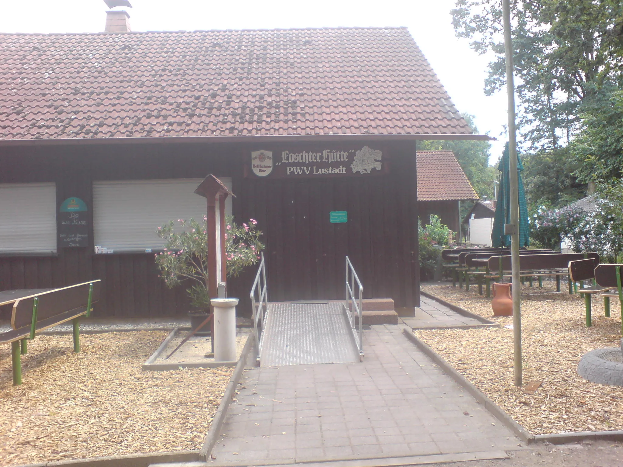 Photo showing: Die Loschter Hütte des PWV Lustadt am Handkeesplatz.