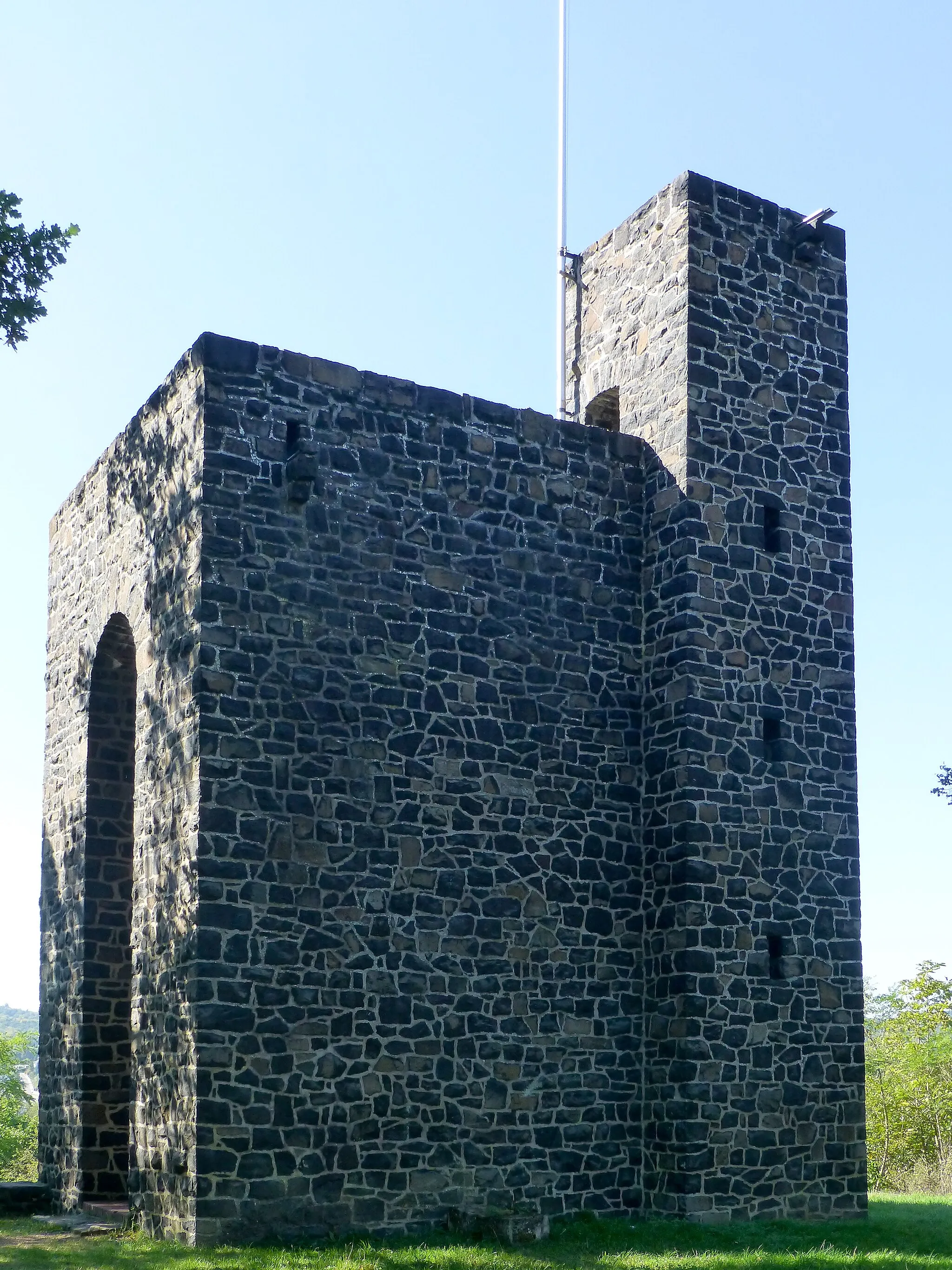Photo showing: Kriegerdenkmal bei Winnweiler; Rückseite mit angebautem Treppenturm für die Aussichtsplattform