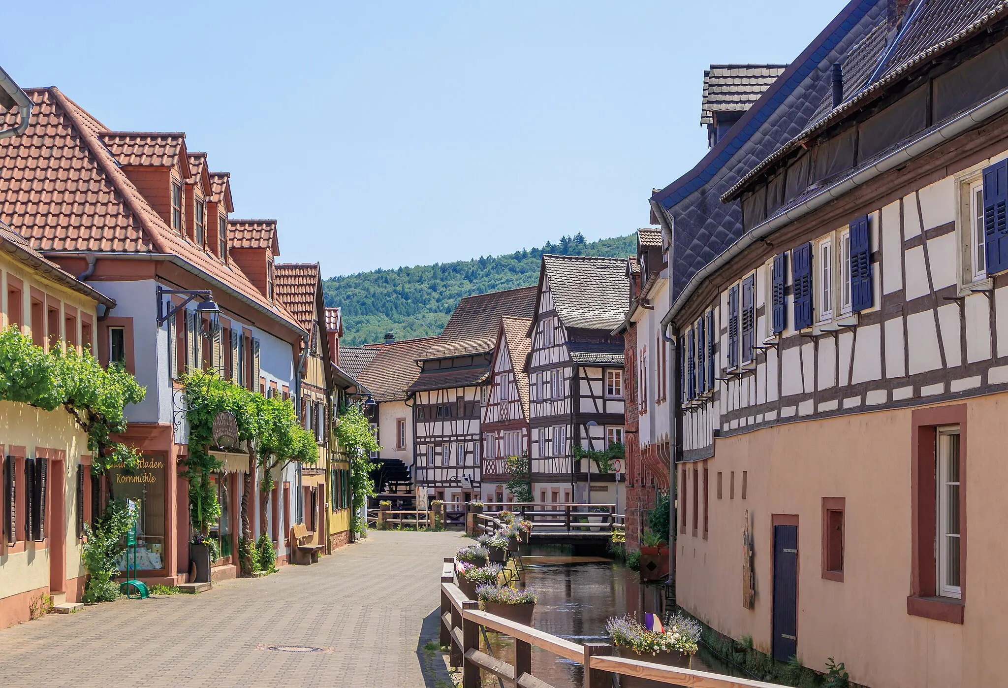 Photo showing: Wassergasse (Water alley) and Schipkapass Annweiler am Trifels, Rhineland-Palatinate, Germany.