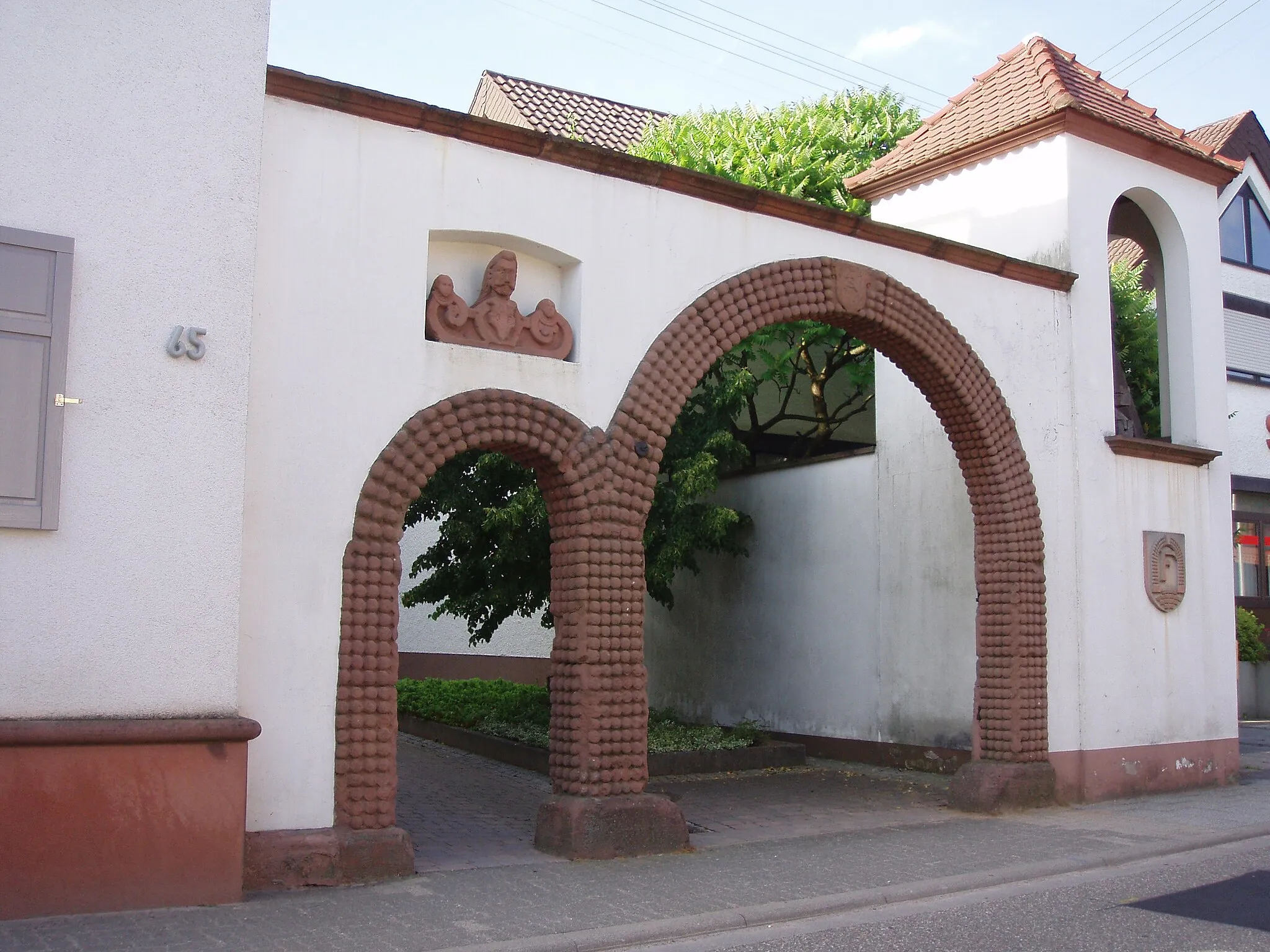 Photo showing: Dampfnudeltor in Freckenfeld