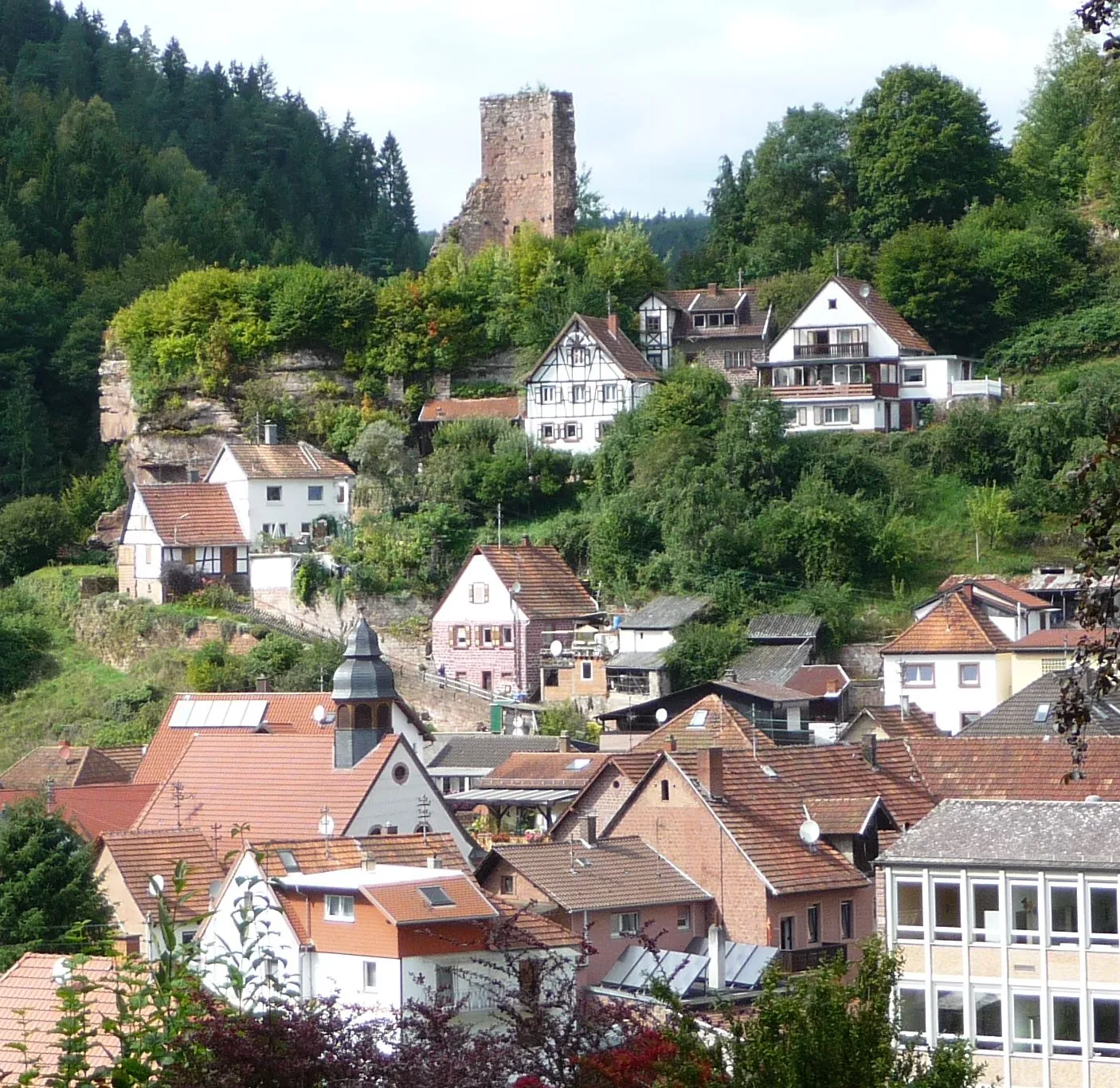 Photo showing: Vermutlich wurde die Burg vor dem 13. Jahrhundert zur Sicherung des Talwegs gebaut.