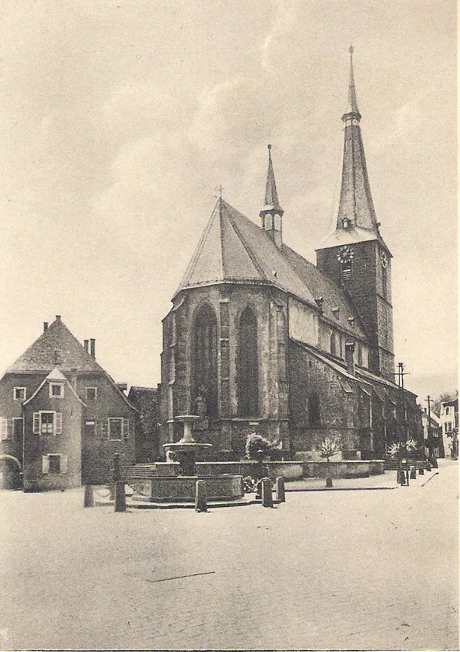 Photo showing: Marktplatz Deidesheim, links das Rathaus, in der Mitte die Ulrichskirche, davon der Andreasbrunnen