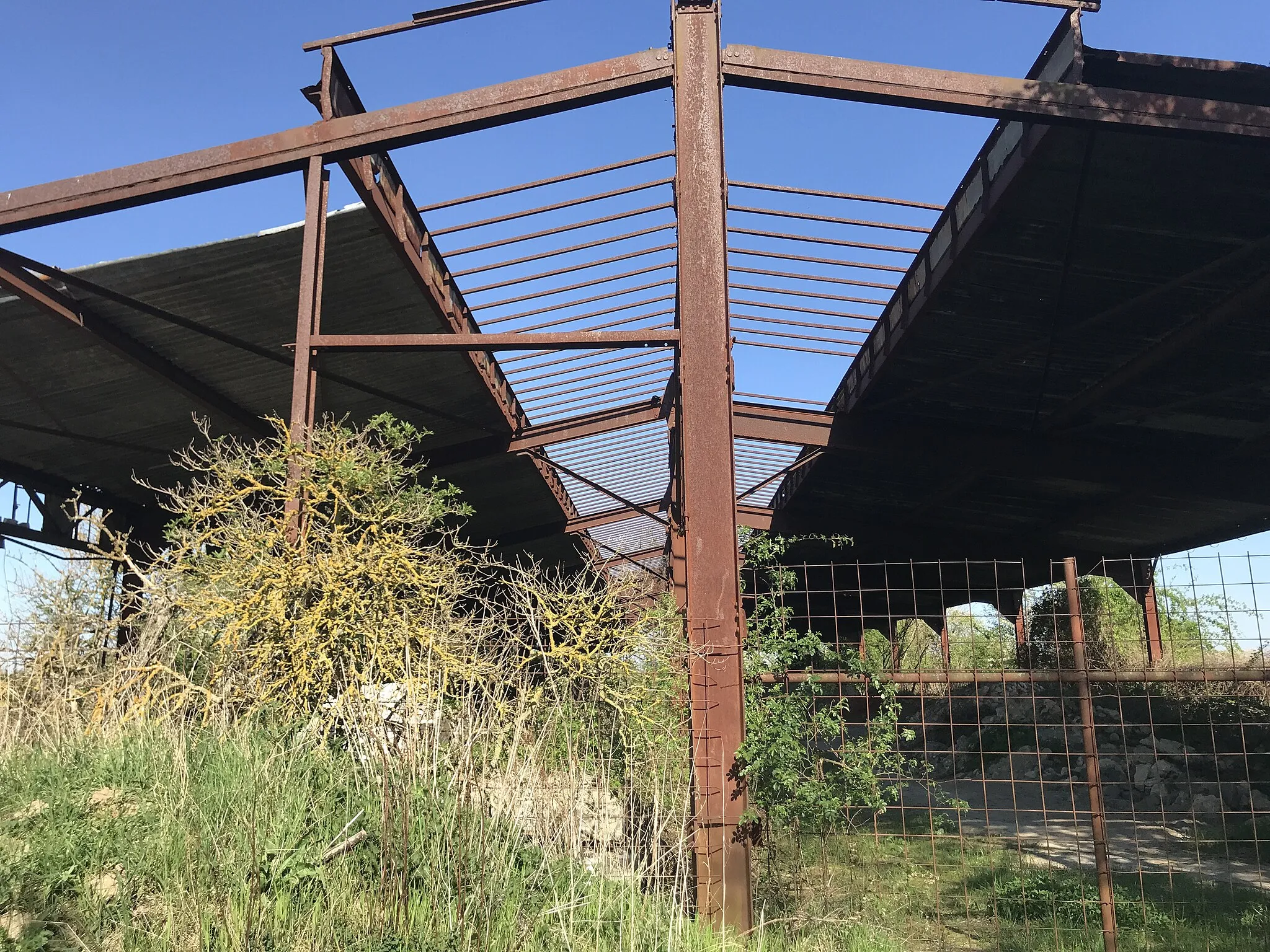 Photo showing: Ruins of old train station near Wackernheim