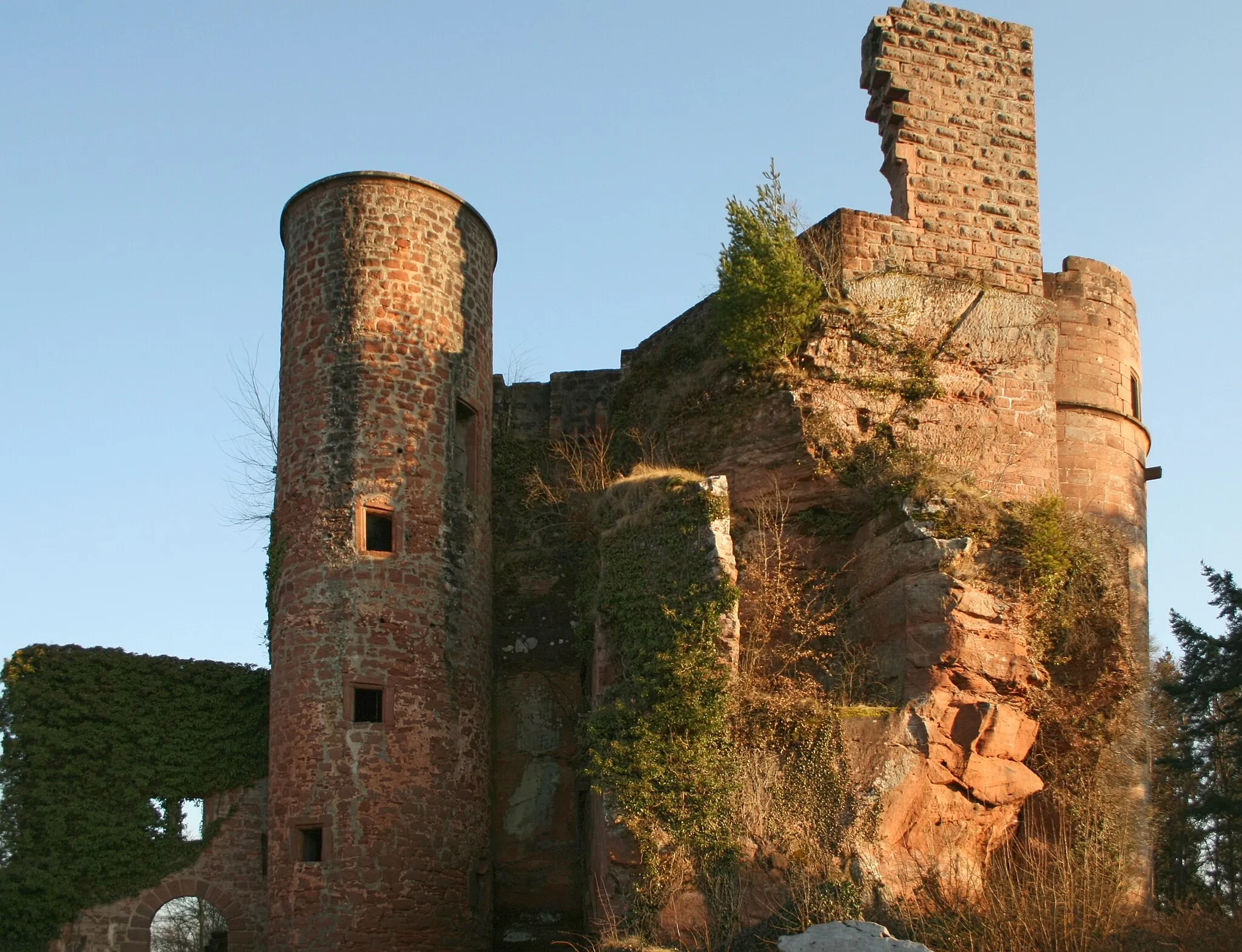 Photo showing: de:Burg Neudahn, Nordseite. V.l.n.r. Inneres Burgtor,Treppenturm und Reste von Wohnbauten der Oberburg auf dem Sandsteinfelsen.