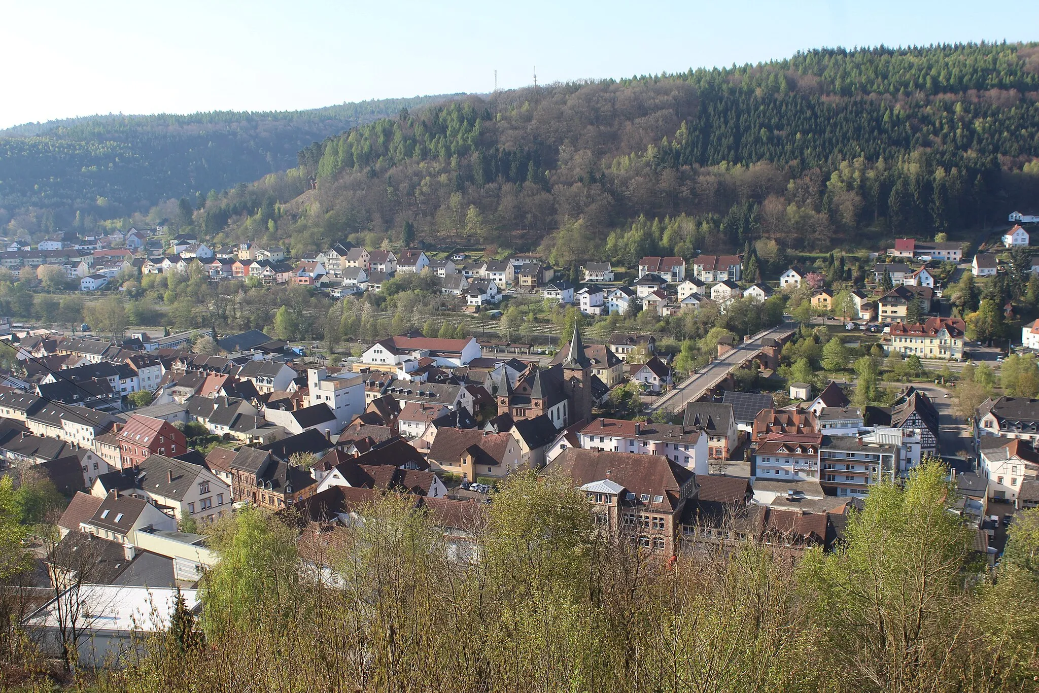 Photo showing: Rodalben, view from the rock "Kanzel" to the town