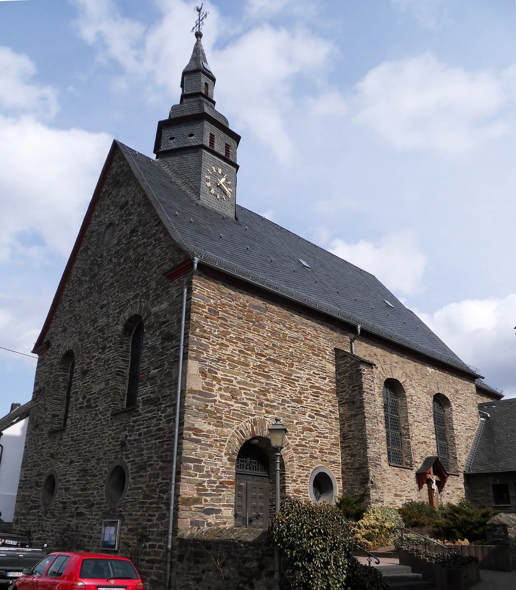 Photo showing: Blick von Südwesten auf die Pfarrkirche St. Laurentius in Presberg