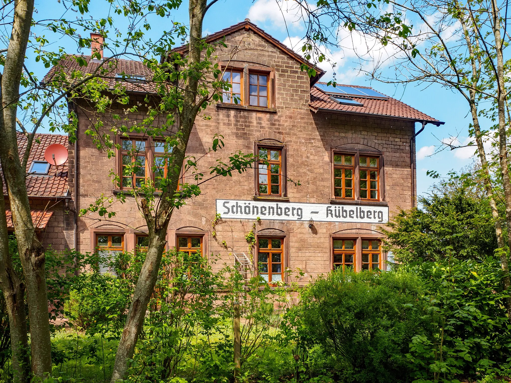 Photo showing: Railway station Schönenberg-Kübelberg, south side seen from the platform