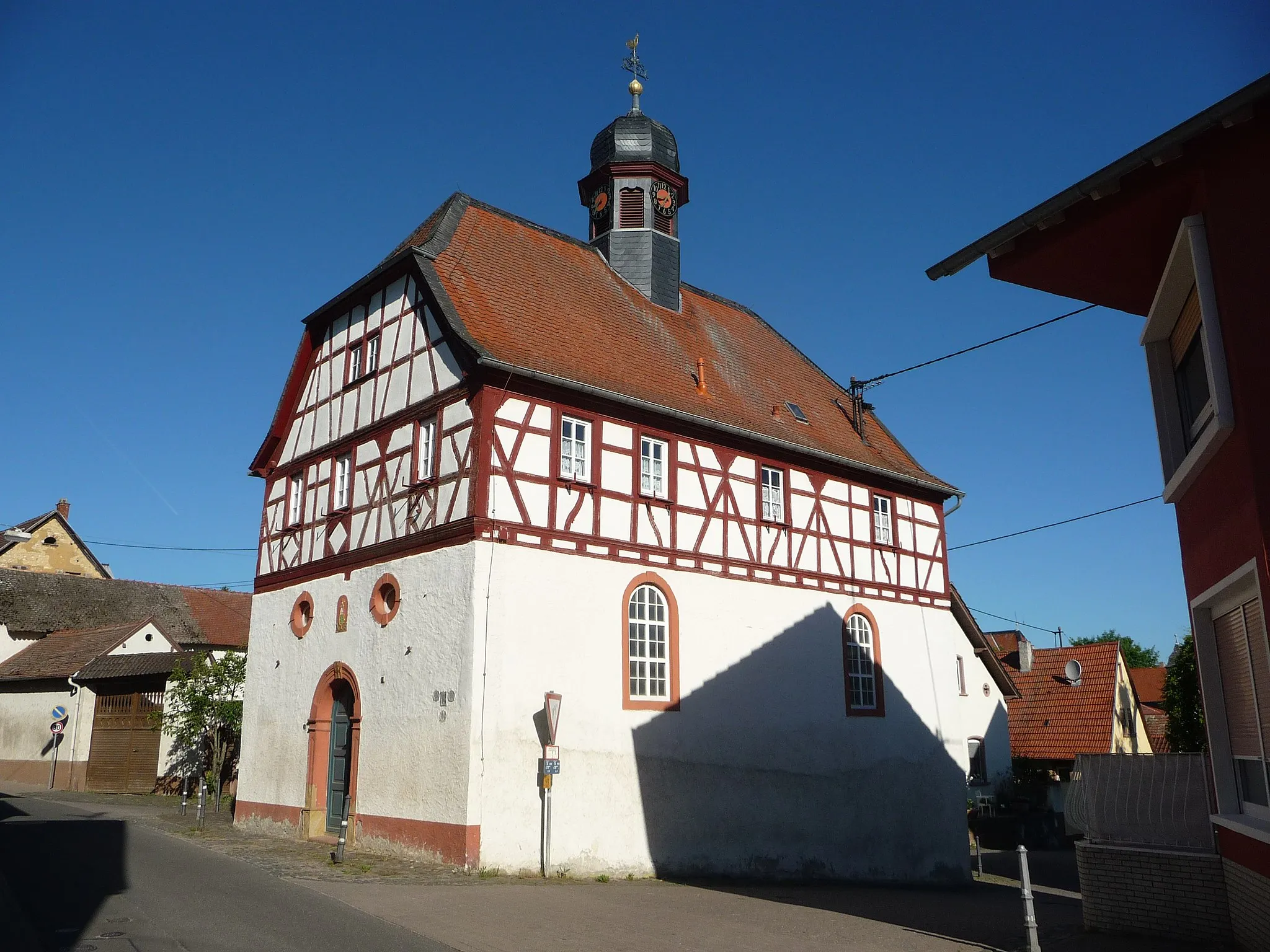 Photo showing: Rathaus und katholische Kirche in Flomborn, einer Ortsgemeinde im Landkreis Alzey-Worms im rheinhessischen Hügelland in Rheinland-Pfalz