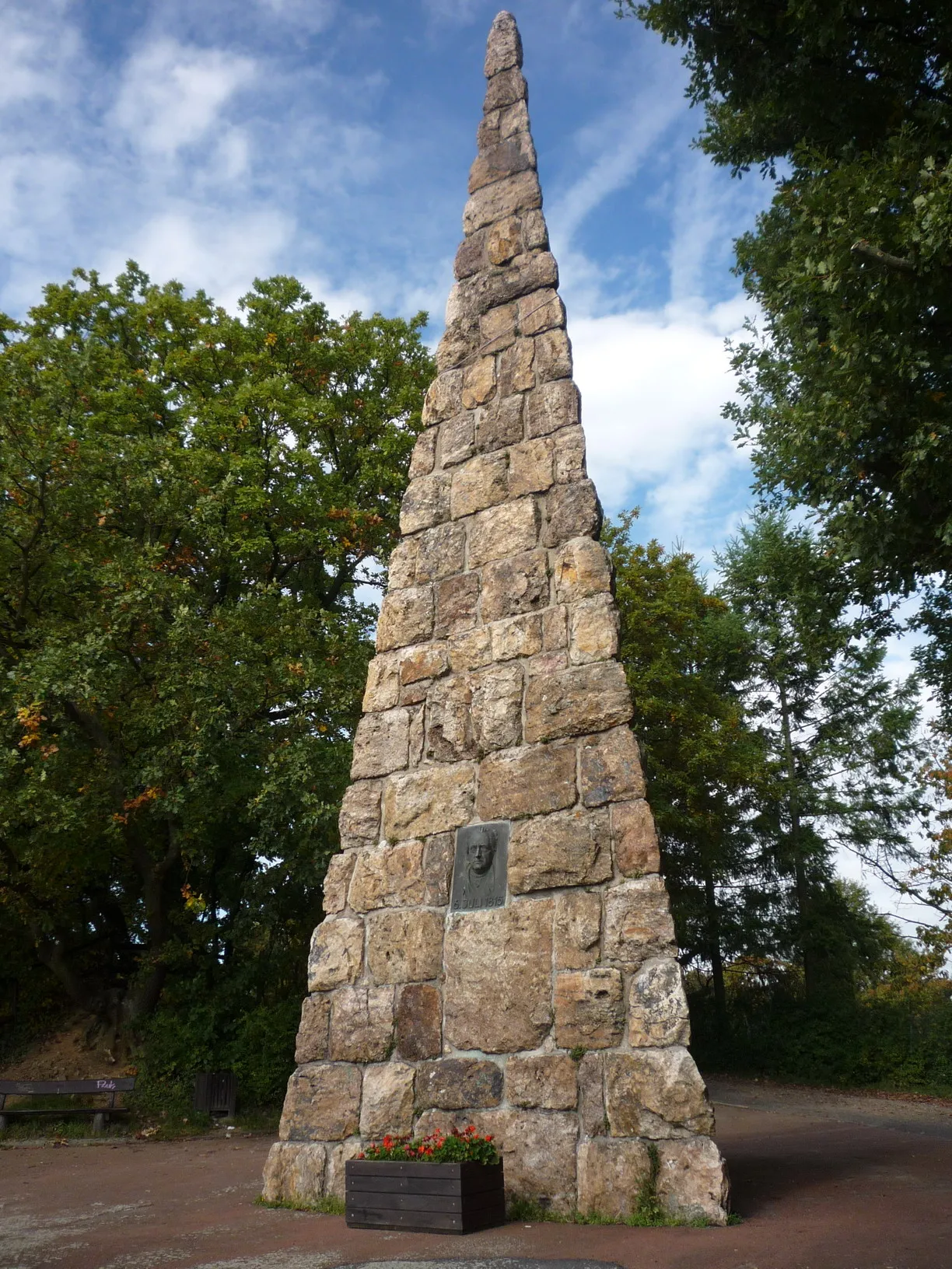 Photo showing: Goethestein in Wiesbaden-Frauenstein auf dem Weg des Rheinsteigs.