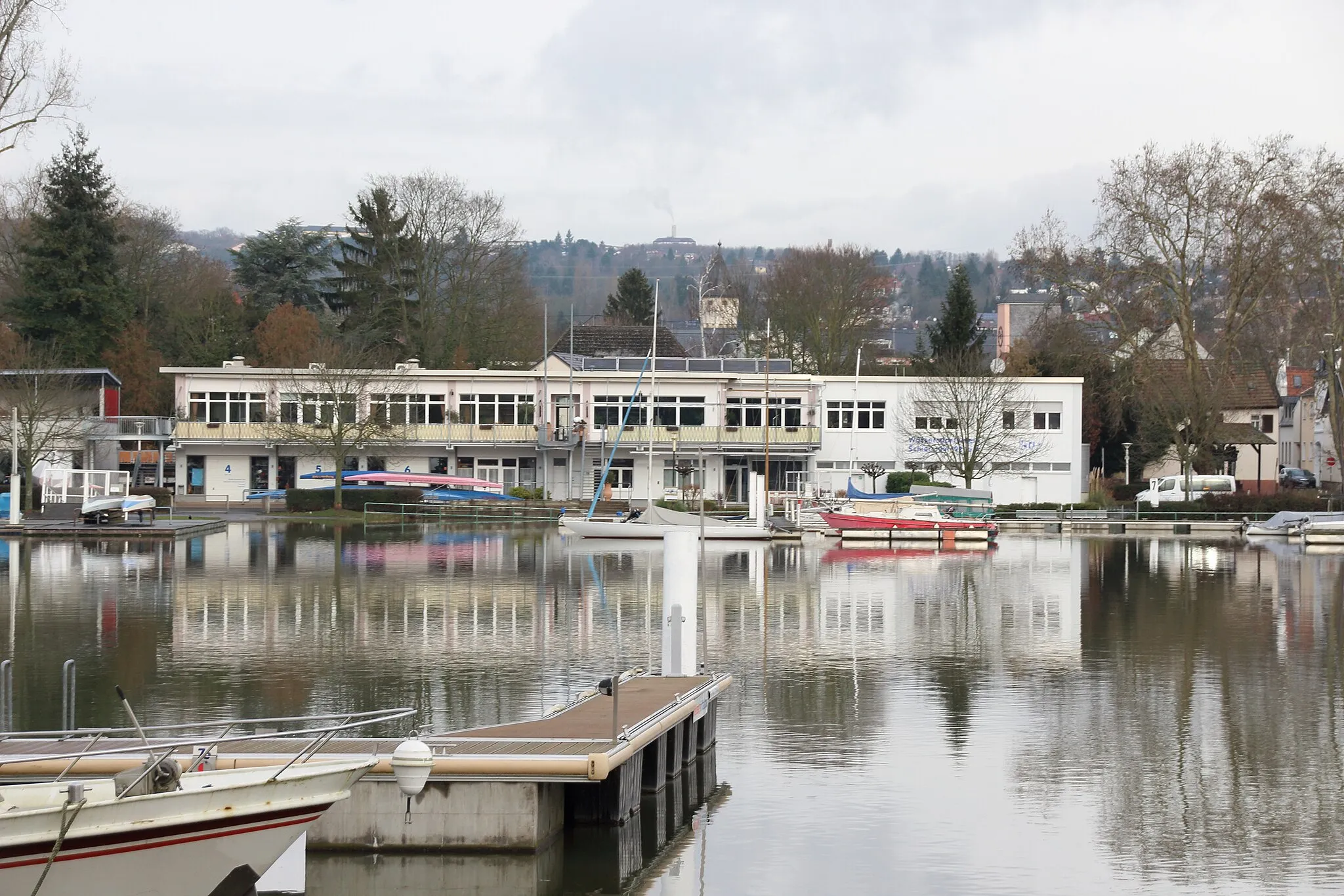 Photo showing: Vereinsgebäude des Wassersport Vereins Schierstein e.V. am Schiersteiner Hafen.