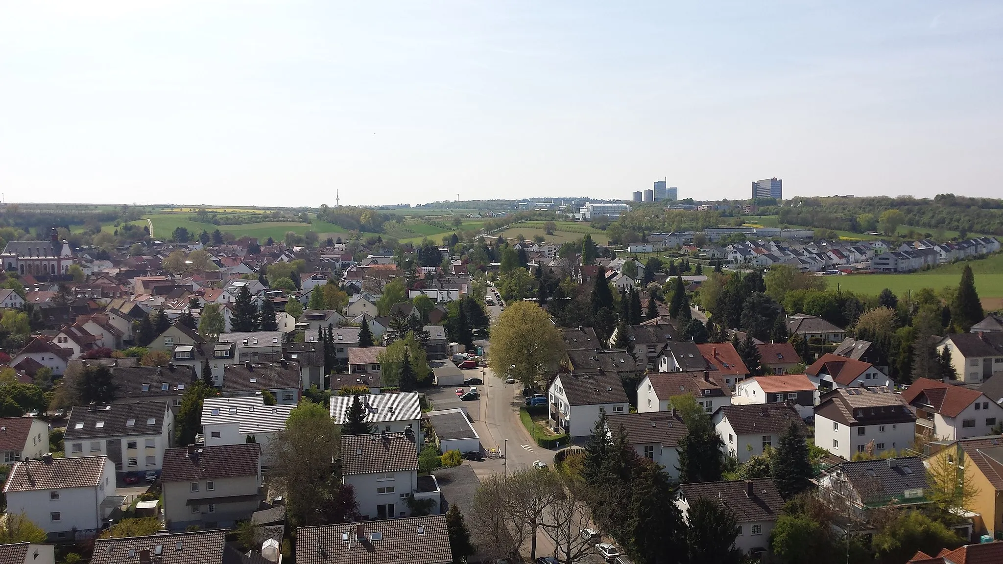 Photo showing: Blick auf Marienborn, im Hintergrund links Fernsehturm Essenheim, Mitte Schott Forschungs- und Laborzentrum, rechts der Lerchenberg und das ZDF